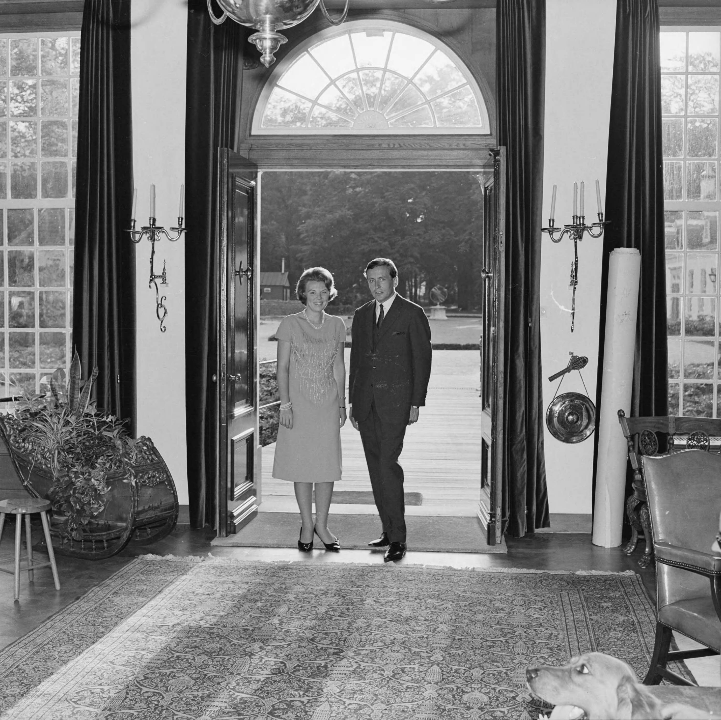 Fotocollectie RVD / Koninklijk Huis — Prinses Beatrix en Claus von Amsberg op Drakensteyn, enkele dagen voordat hun verloving op 28 juni 1965 officieel wordt aangekondigd — Foto: Koot, Max / RVD. Licentie: Set B: Rechtenvrij / Publiek Domein. Bron: Nationaal Archief. http://hdl.handle.net/10648/afbbcc92-d0b4-102d-bcf8-003048976d84