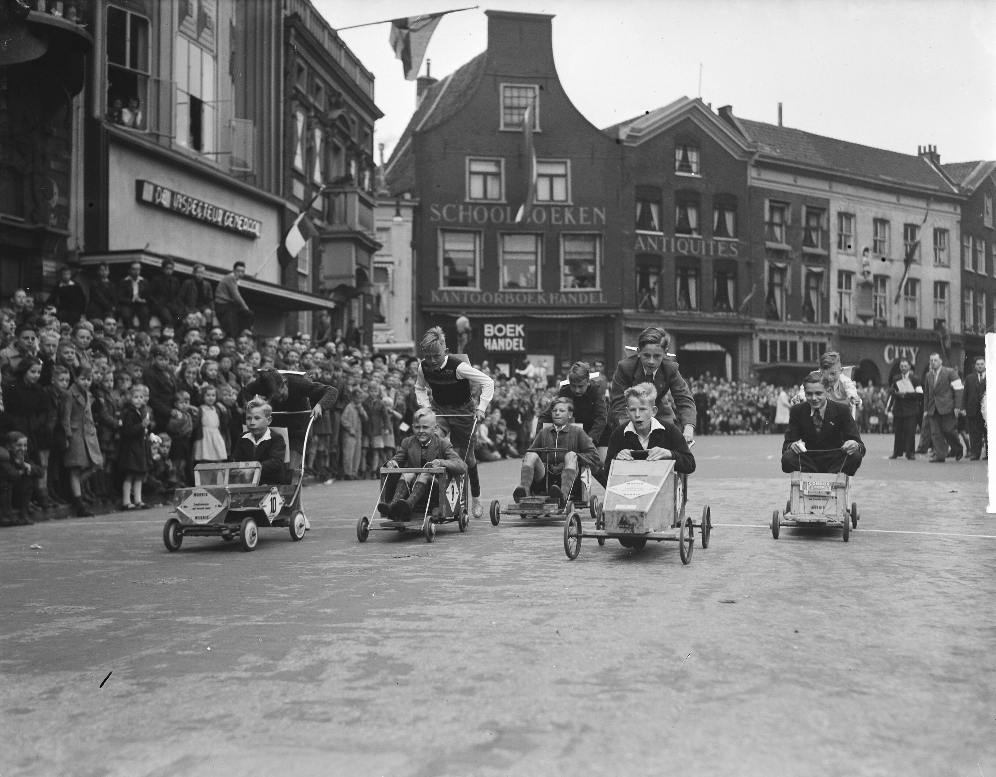 Zeepkistenraces in Haarlem — Foto: Oorschot, […] van / Anefo. — Licentie: Set B: Rechtenvrij / Publiek Domein. Bron: Nationaal Archief. http://hdl.handle.net/10648/a8d8058a-d0b4-102d-bcf8-003048976d84