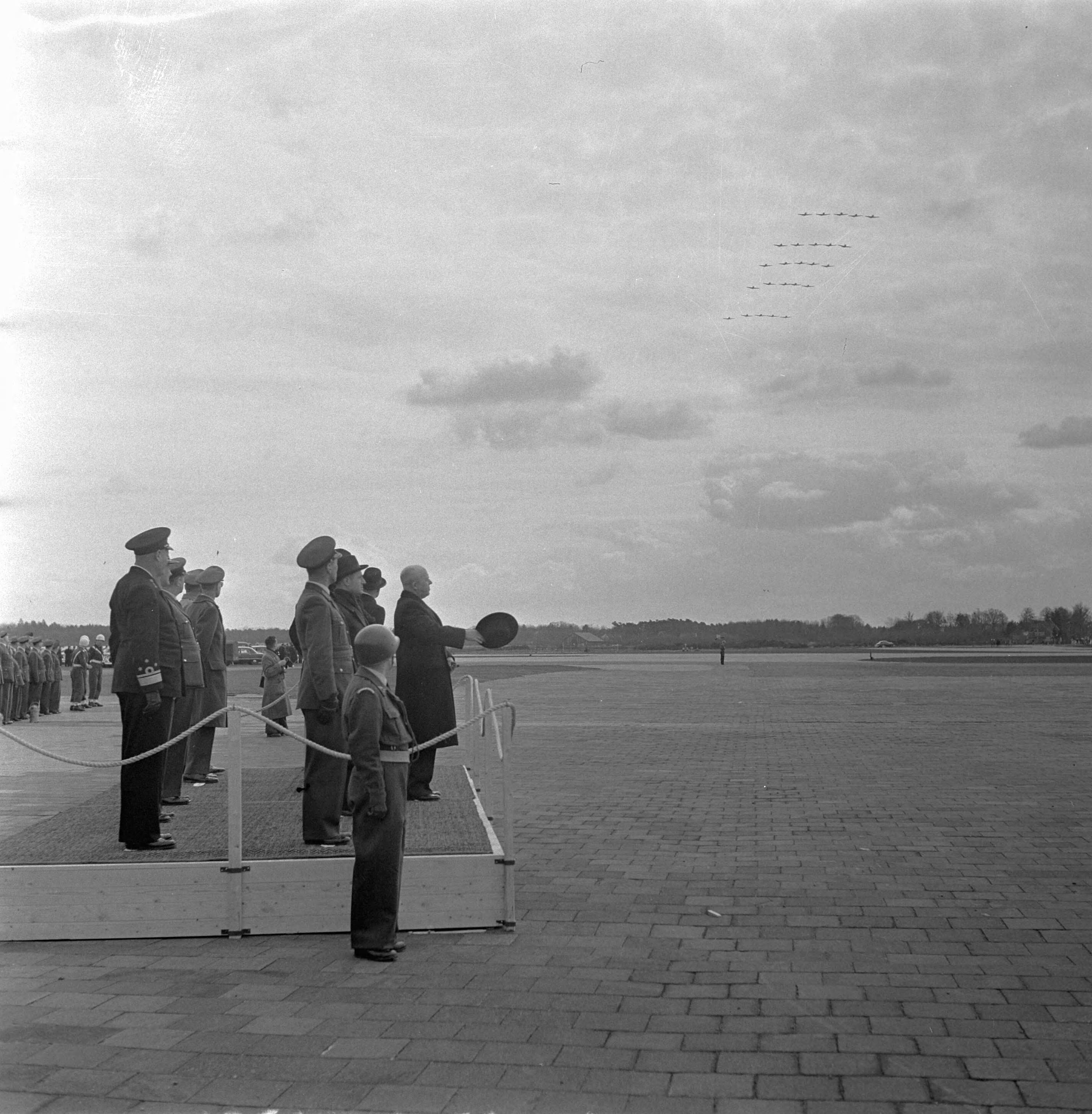 Fotocollectie Anefo — Vliegfeest en defilé van de luchtmacht op Soesterberg — Foto: Noske, J.D. / Anefo. Licentie: Set B: Rechtenvrij / Publiek Domein. Bron: Nationaal Archief. http://hdl.handle.net/10648/a90943fc-d0b4-102d-bcf8-003048976d84