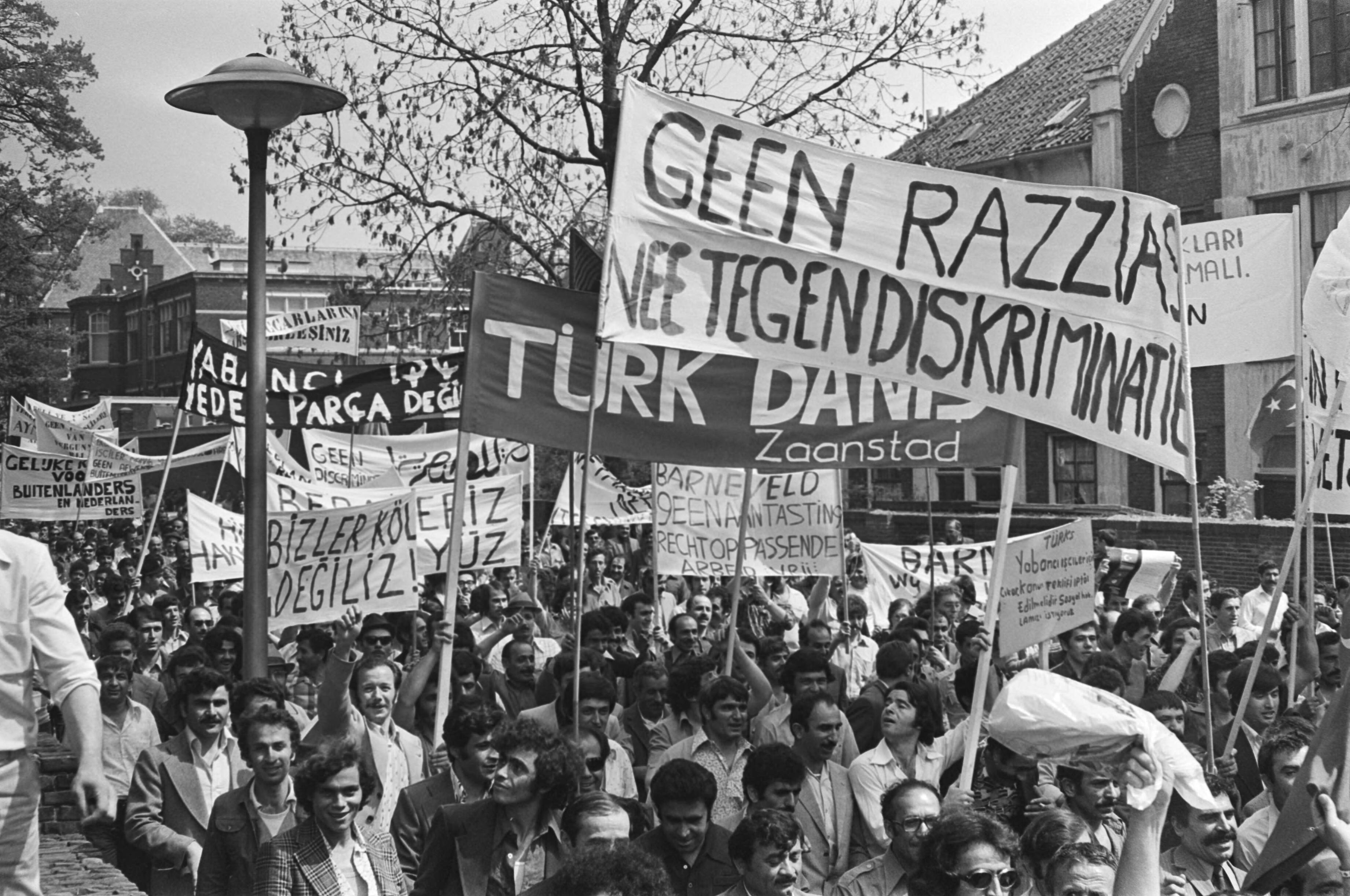 Fotocollectie Anefo — Buitenlandse werknemers demonstreren in Utrecht tegen vergunningenstelsel — Foto: Peters, Hans / Anefo. Licentie: Set B: Rechtenvrij / Publiek Domein. Bron: Nationaal Archief. http://hdl.handle.net/10648/ac83171a-d0b4-102d-bcf8-003048976d84