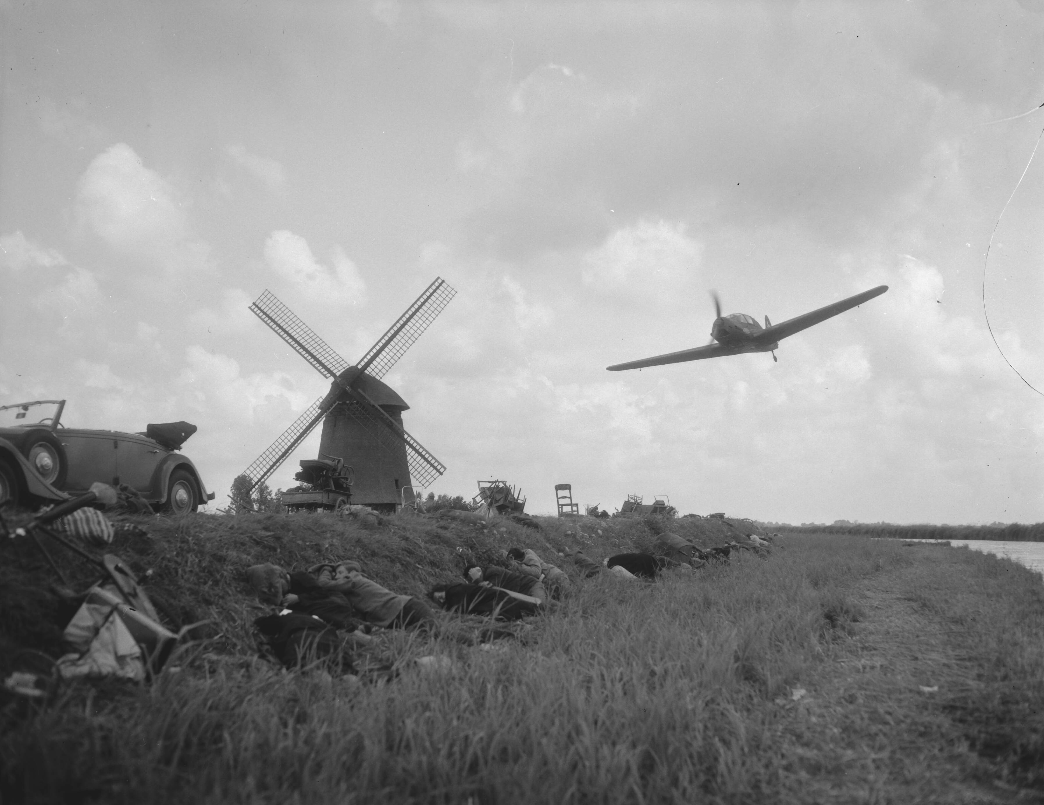 Fotocollectie Anefo — Filmopnamen in de Beemster bij Schermerhorn voor de film "Operation Amsterdam" — Foto: Pot, Harry / Anefo. Licentie: Set B: Rechtenvrij / Publiek Domein. Bron: Nationaal Archief. http://hdl.handle.net/10648/a9813f42-d0b4-102d-bcf8-003048976d84