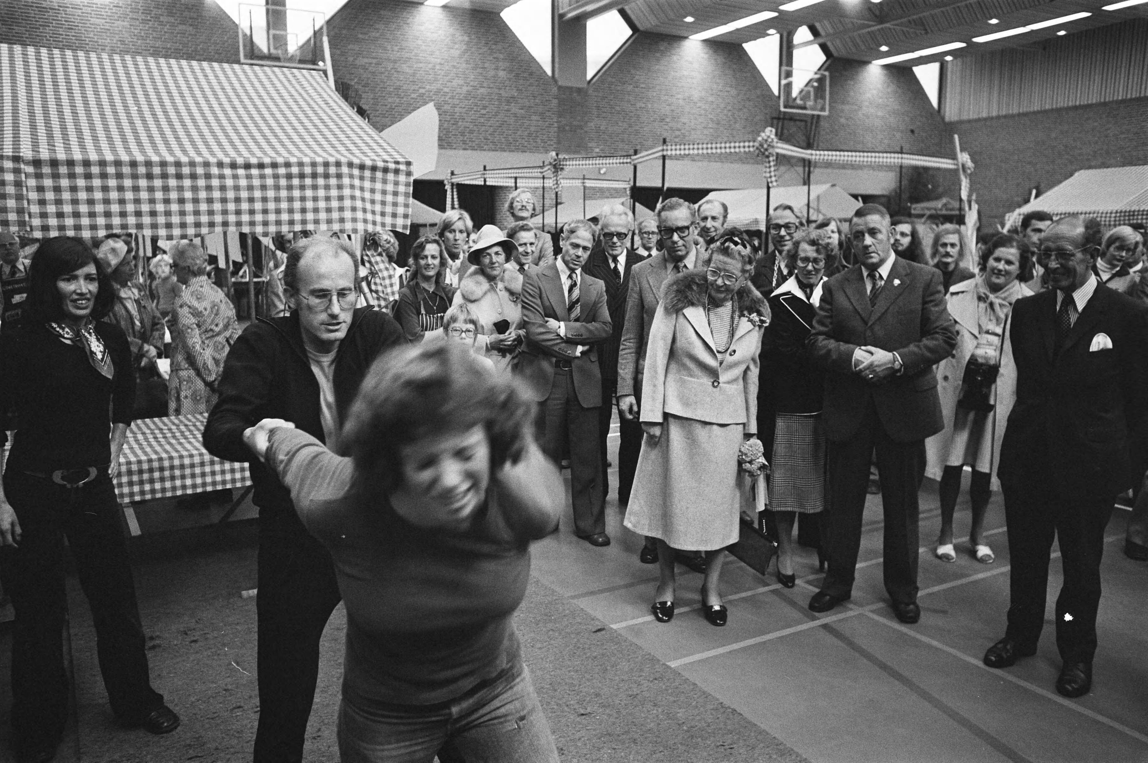 Koningin Juliana bezoekt Veenendaal — Foto: Verhoeff, Bert / Anefo. — Licentie: Set B: Rechtenvrij / Publiek Domein. Bron: Nationaal Archief. http://hdl.handle.net/10648/ac8c5ae6-d0b4-102d-bcf8-003048976d84