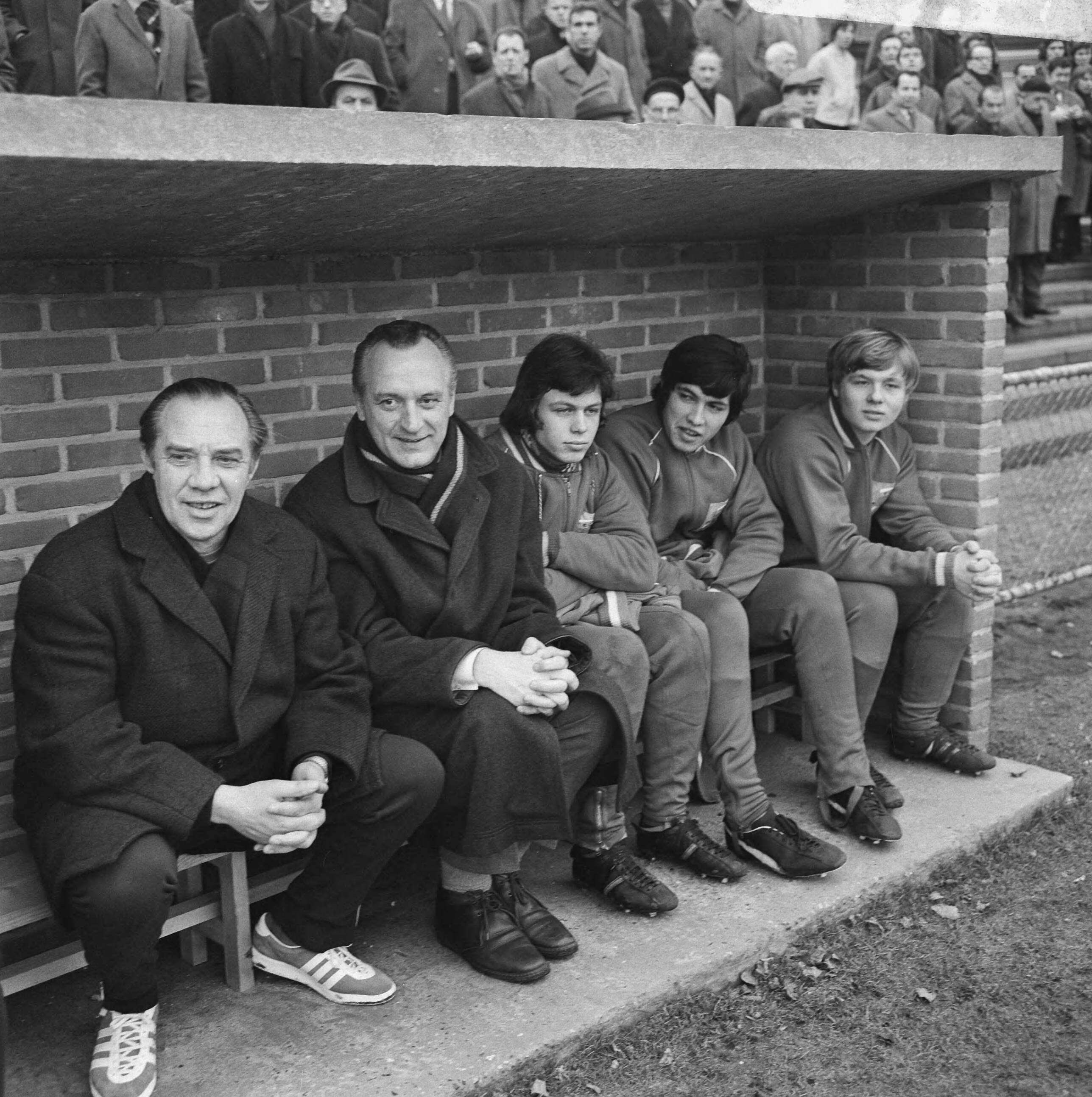 Fotocollectie Anefo — Nederland tegen Belgie Uefa-jeugd 0-1 te Breda. Reservebankje rechts Bleyenberg jr. , links De Vroet , 2e van links Jack van Zanten — Foto: Mieremet, Rob / Anefo. Licentie: Set B: Rechtenvrij / Publiek Domein. Bron: Nationaal Archief. http://hdl.handle.net/10648/ab8ba2aa-d0b4-102d-bcf8-003048976d84