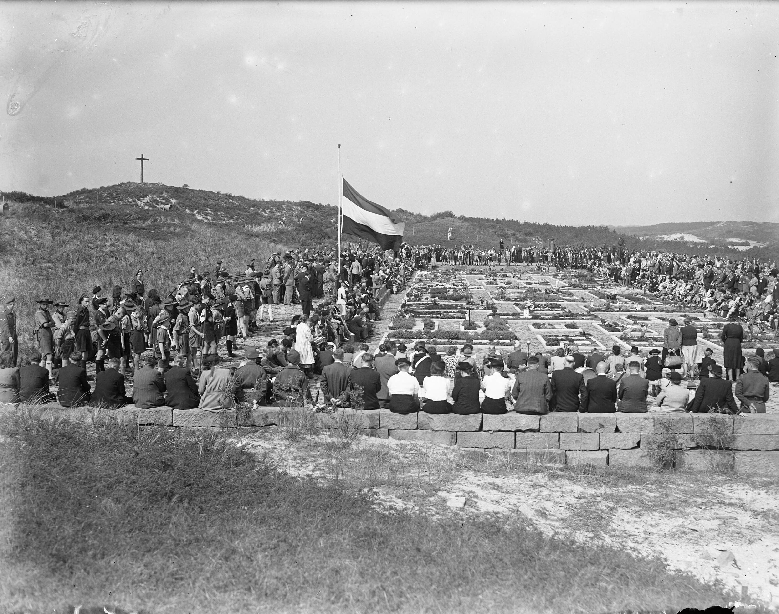 Fotocollectie Anefo — Herdenking 10e Mei 1940 Haarlem. Erebegraafplaats Overveen — Foto: Oorschot, […] van / Anefo. Licentie: Set B: Rechtenvrij / Publiek Domein. Bron: Nationaal Archief. http://hdl.handle.net/10648/a8b6965c-d0b4-102d-bcf8-003048976d84