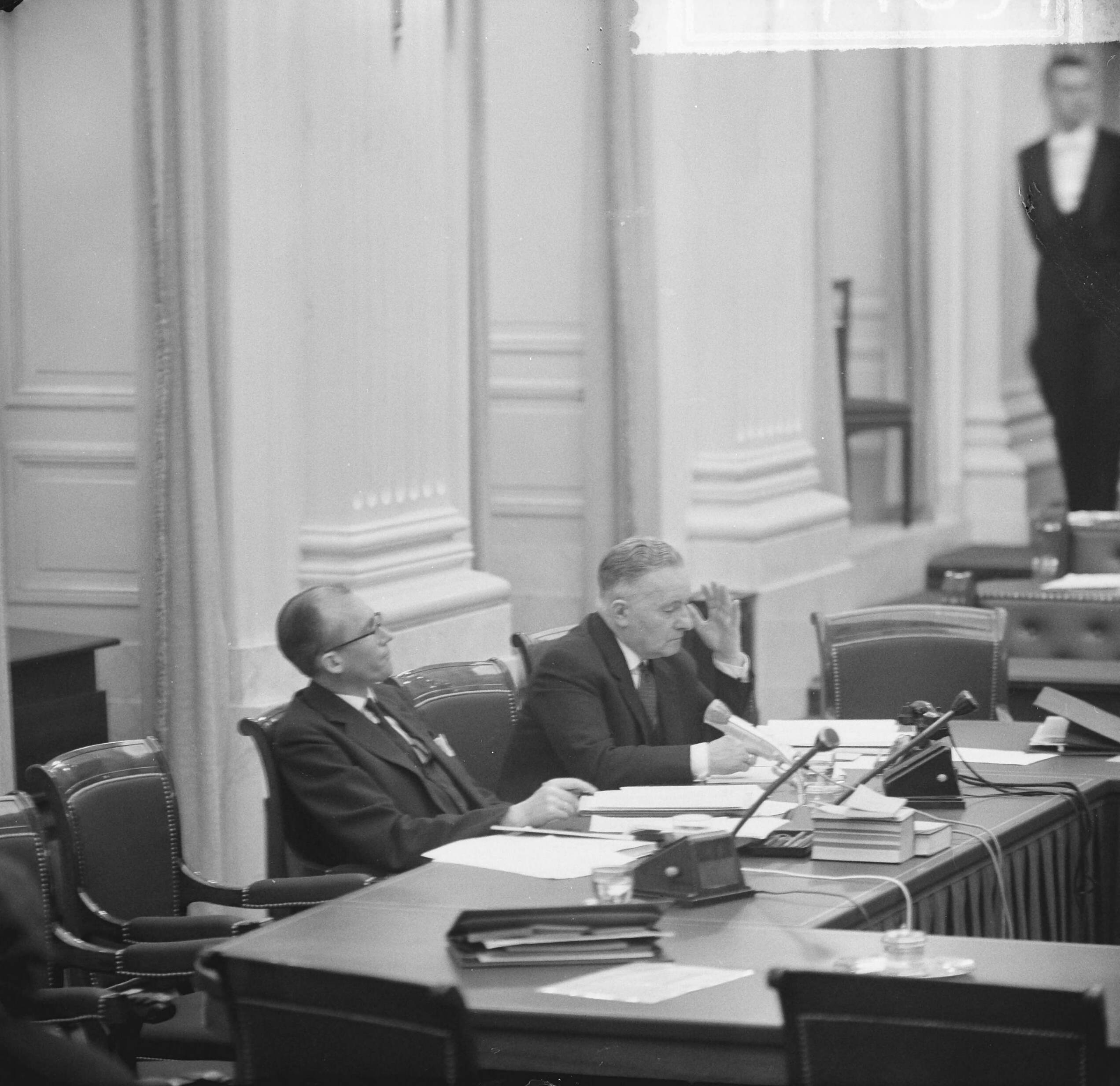 Fotocollectie Anefo — Tweede Kamer, belastingdebatten, achter de regeringstafel, minister van Financiën Witteveen en staatssecretaris Van den Berge — Foto: Nijs, Jac. de / Anefo. Licentie: Set B: Rechtenvrij / Publiek Domein. Bron: Nationaal Archief. http://hdl.handle.net/10648/aa855086-d0b4-102d-bcf8-003048976d84