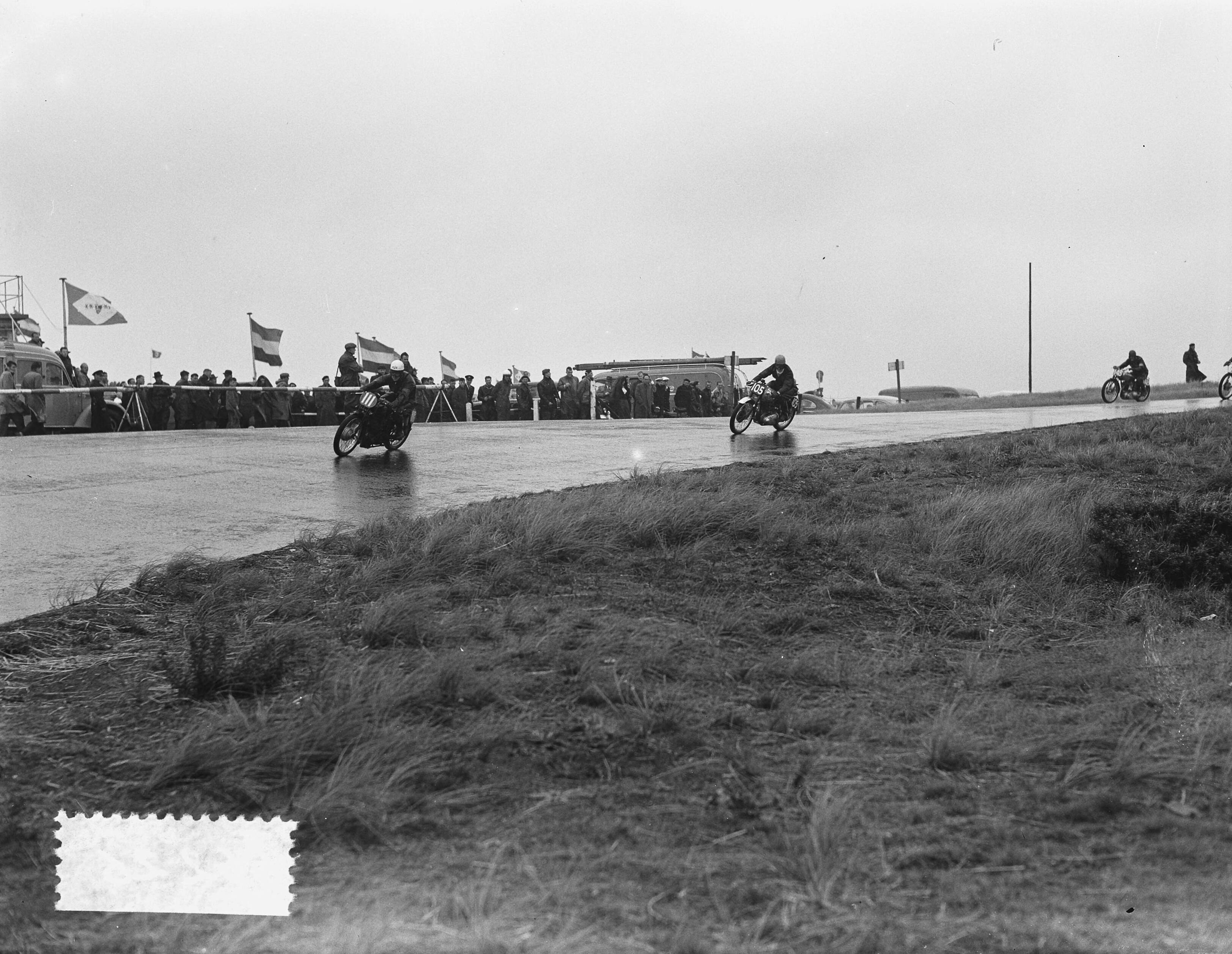 Fotocollectie Anefo — Auto- en motorraces op het circuit van Zandvoort. Strijd 125cc motoren — Foto: Rossem, Wim van / Anefo. Licentie: Set B: Rechtenvrij / Publiek Domein. Bron: Nationaal Archief. http://hdl.handle.net/10648/a9269060-d0b4-102d-bcf8-003048976d84