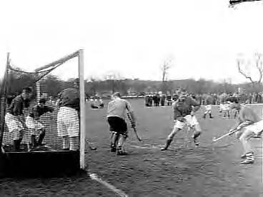 Fotocollectie Anefo — Voorlopig Nederlands hockeyelftal tegen De Boekaniers [een gelegenheidsteam] te Bloemendaal — Foto: Pot, Harry / Anefo. Licentie: Set B: Rechtenvrij / Publiek Domein. Bron: Nationaal Archief. http://hdl.handle.net/10648/a95cd788-d0b4-102d-bcf8-003048976d84