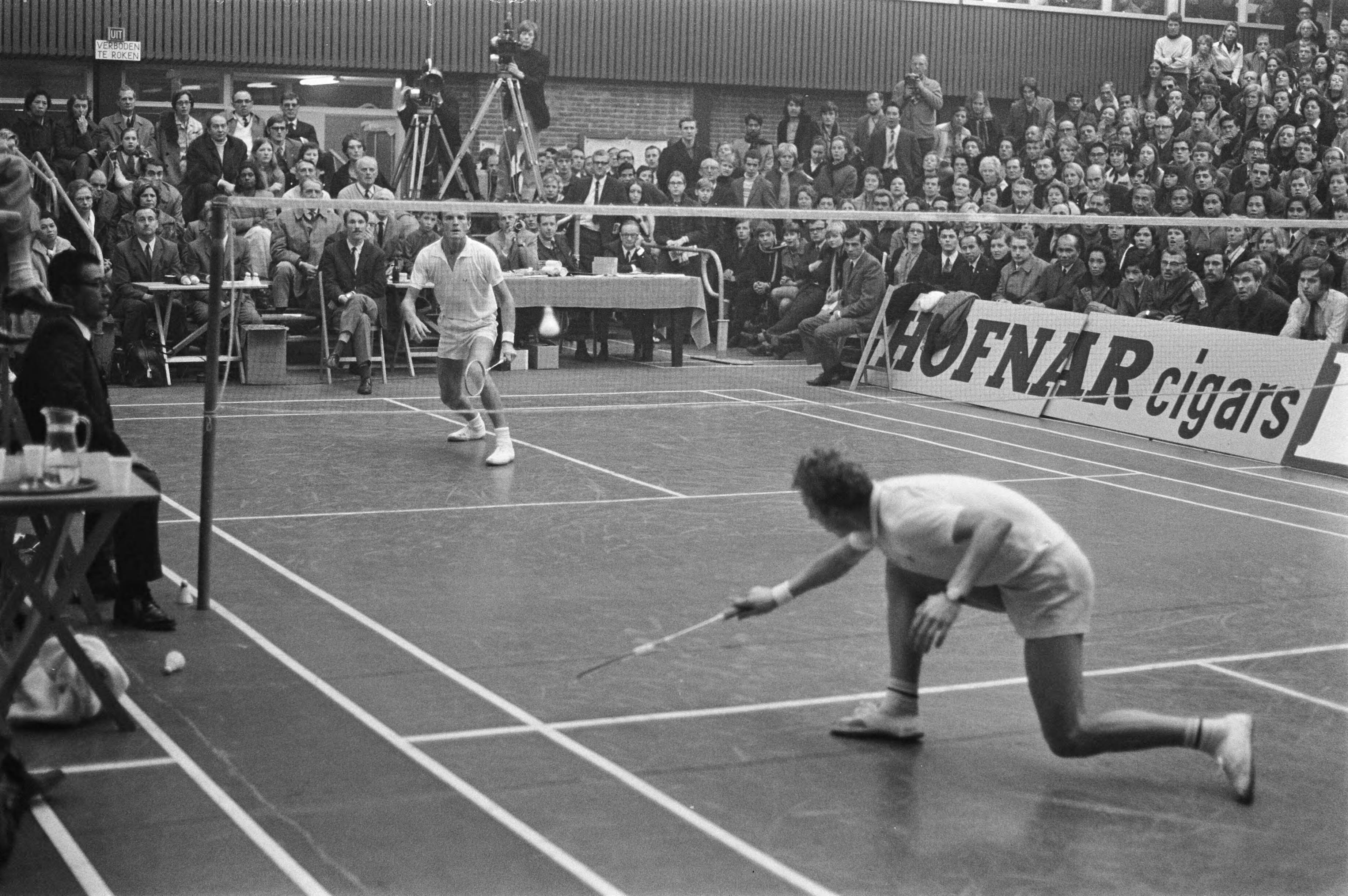 Fotocollectie Anefo — Internationale badmintonwedstrijden in Duinwijckhal Haarlem Spelmoment — Foto: Verhoeff, Bert / Anefo. Licentie: Set B: Rechtenvrij / Publiek Domein. Bron: Nationaal Archief. http://hdl.handle.net/10648/ab8d4574-d0b4-102d-bcf8-003048976d84