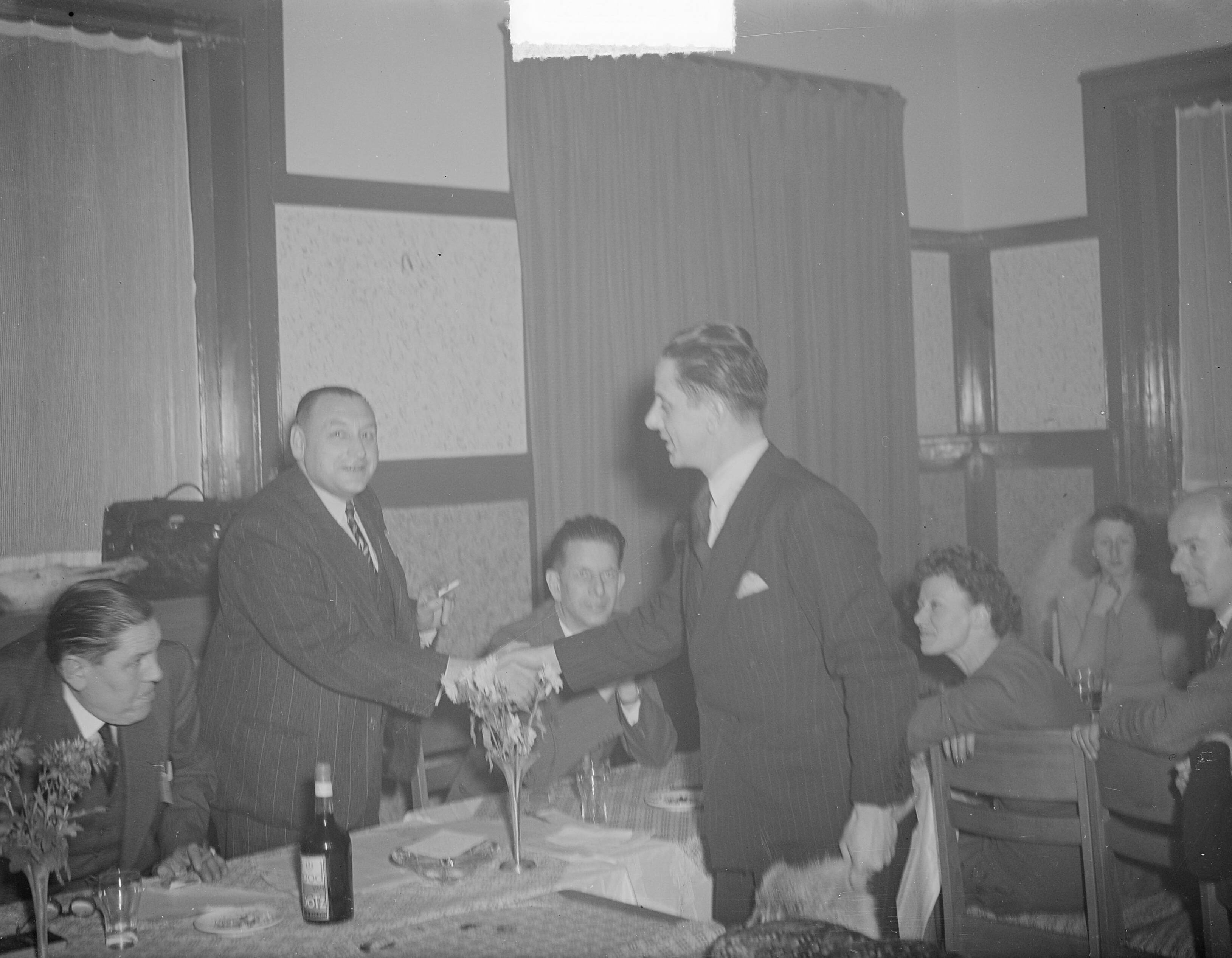 Fotocollectie Anefo — Openingsrit RAC tegen West. Diner Zandvoort — Foto: Averink, […] / Anefo. Licentie: Set B: Rechtenvrij / Publiek Domein. Bron: Nationaal Archief. http://hdl.handle.net/10648/a8c1482c-d0b4-102d-bcf8-003048976d84