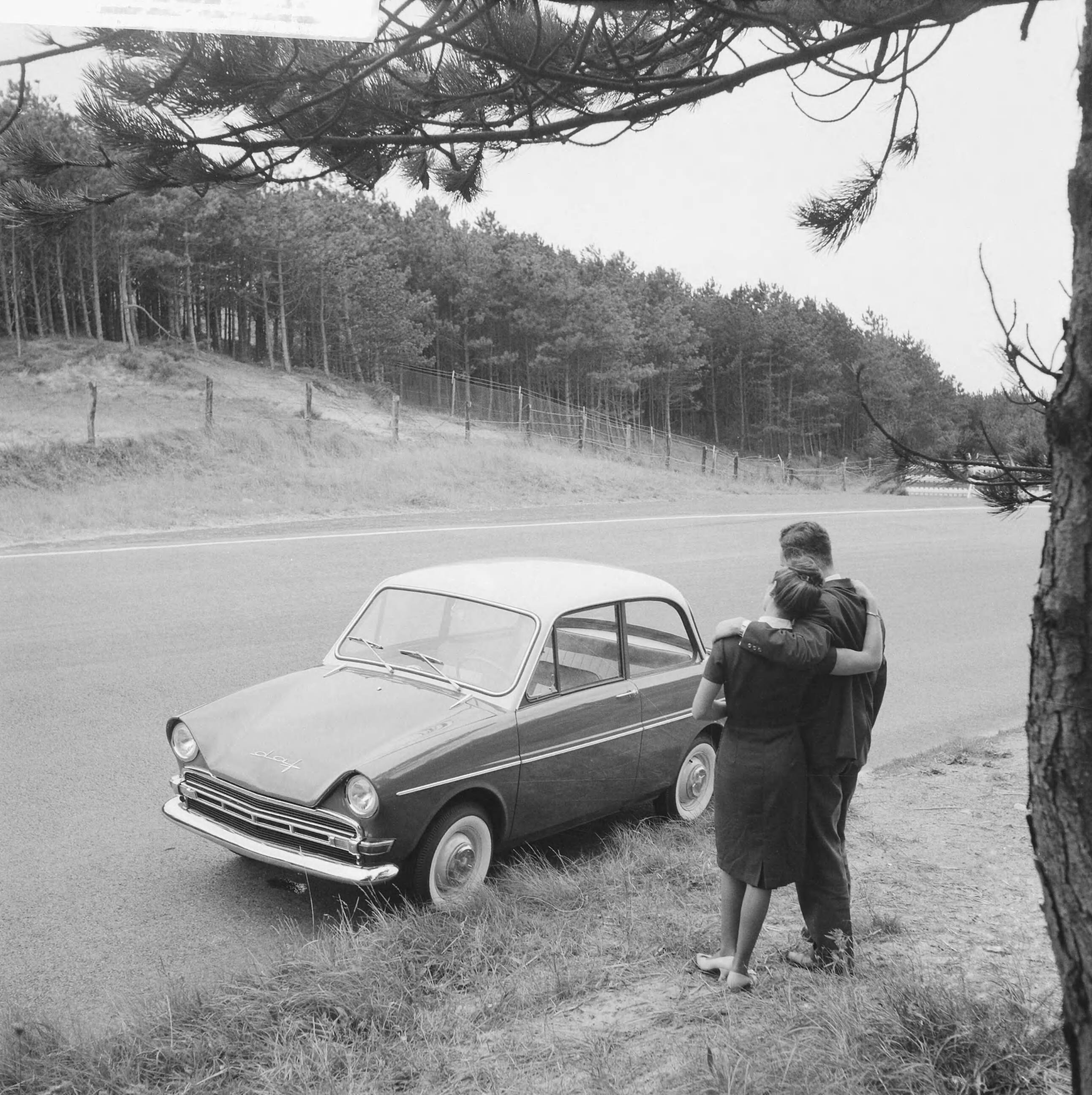 Fotocollectie Anefo — Presentatie van de nieuwe DAF 750 personenauto voor de Nederlandse pers op het circuit van Zandvoort — Foto: Nijs, Jac. de / Anefo. Licentie: Set B: Rechtenvrij / Publiek Domein. Bron: Nationaal Archief. http://hdl.handle.net/10648/a9e1a422-d0b4-102d-bcf8-003048976d84