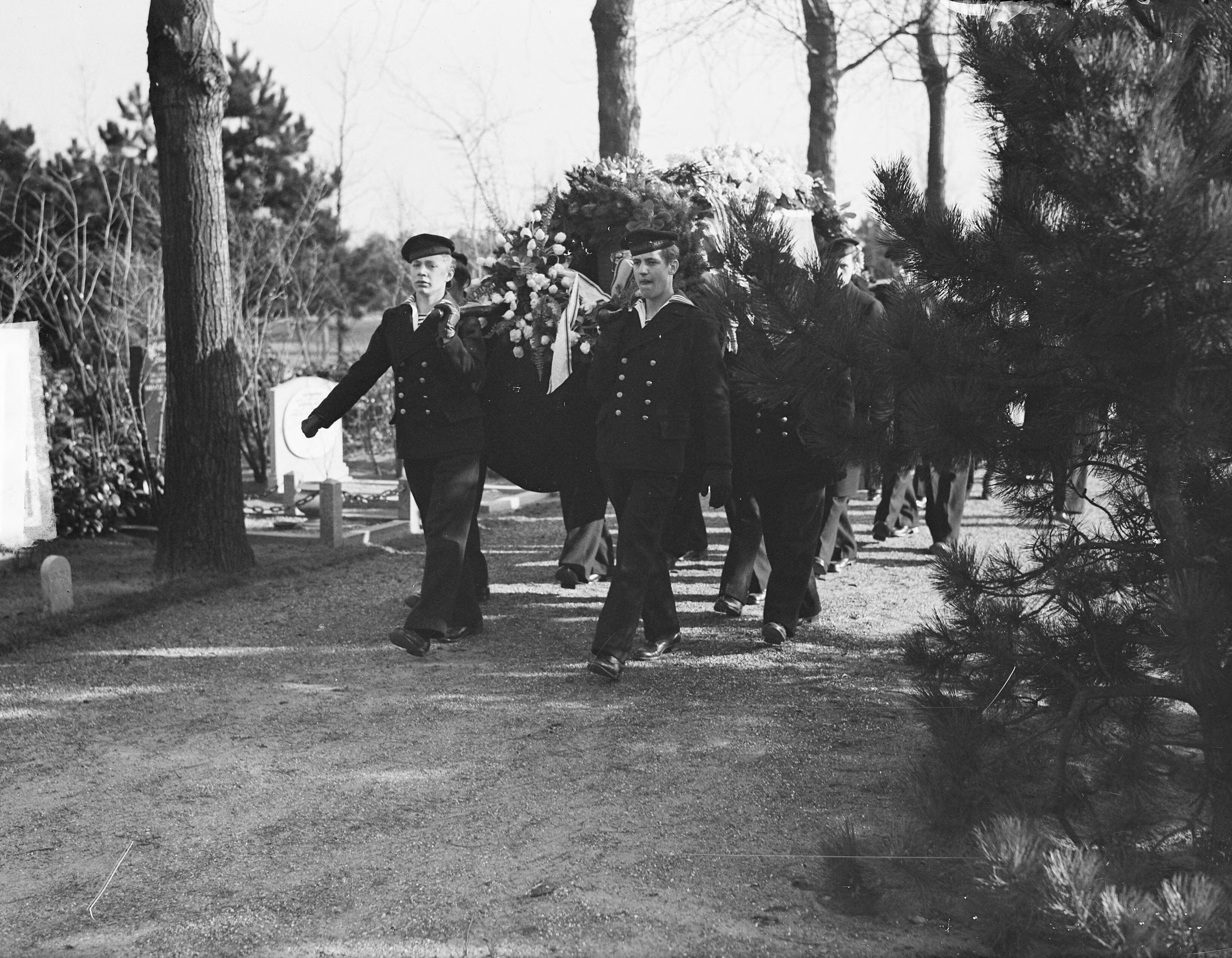 Fotocollectie Anefo — Begrafenis Haarlem. P. J. J. Gartelaars. Marvo — Foto: Averink, […] / Anefo. Licentie: Set B: Rechtenvrij / Publiek Domein. Bron: Nationaal Archief. http://hdl.handle.net/10648/a8c35c5c-d0b4-102d-bcf8-003048976d84