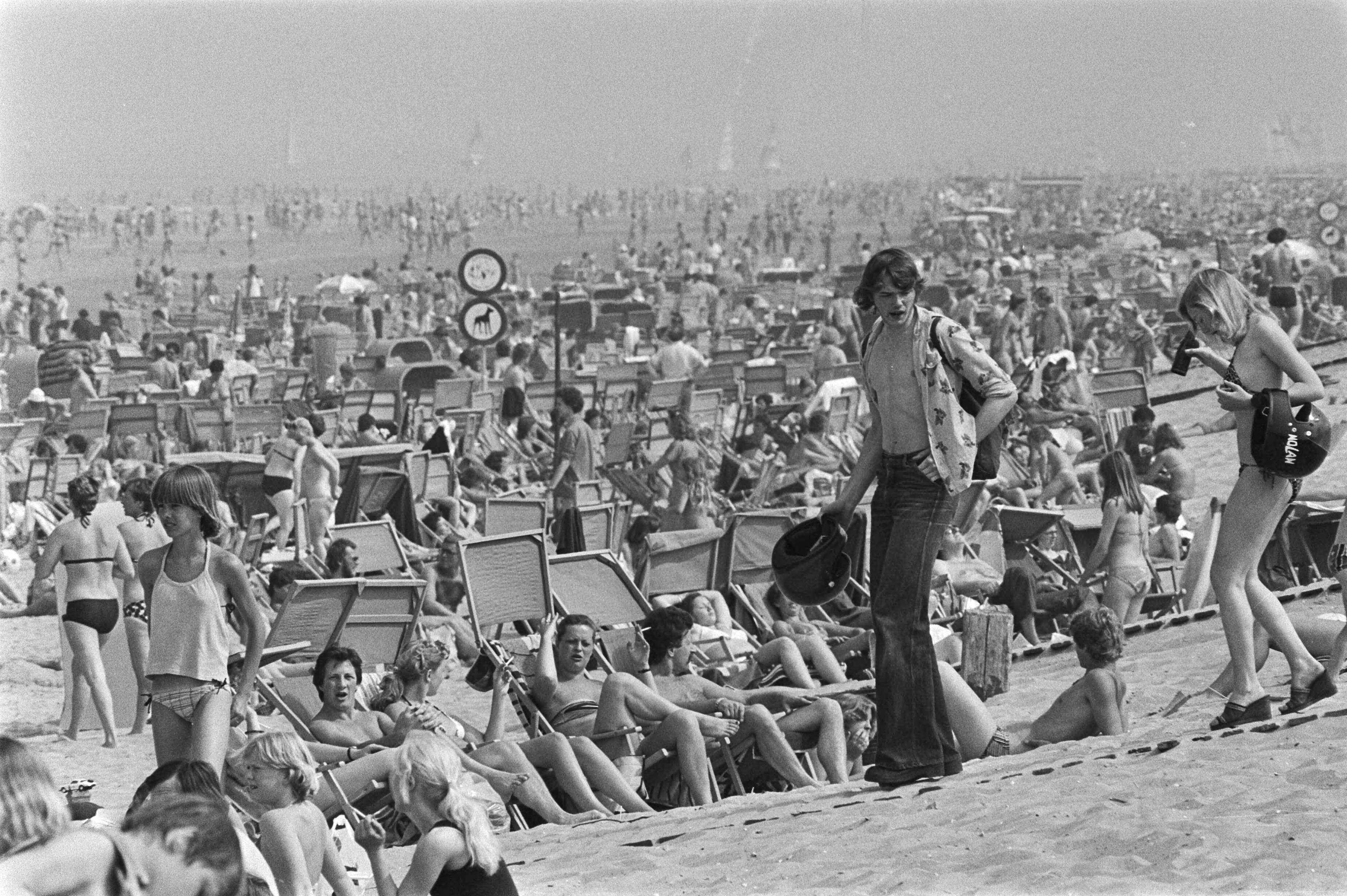 Fotocollectie Anefo — Stranddrukte Zandvoort — Foto: Suyk, Koen / Anefo. Licentie: Set B: Rechtenvrij / Publiek Domein. Bron: Nationaal Archief. http://hdl.handle.net/10648/acb5390c-d0b4-102d-bcf8-003048976d84