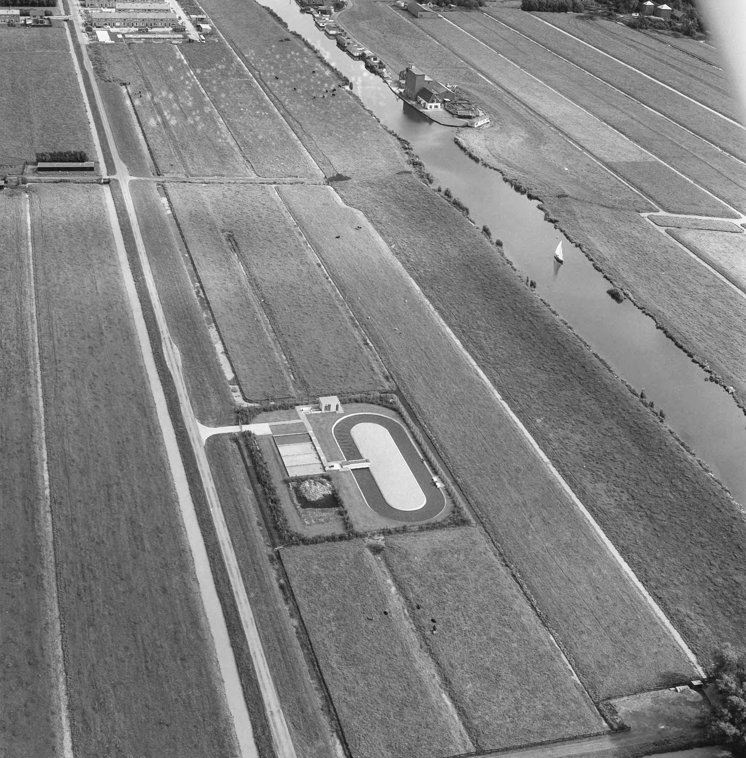 Fotocollectie Nederlandse Heidemaatschappij — Luchtopname. Waterzuiveringsinstallatie bij Leimuiden — Foto: Fotograaf Onbekend / Heidemij. Licentie: Set B: Rechtenvrij / Publiek Domein. Bron: Nationaal Archief. http://hdl.handle.net/10648/ae86be22-d0b4-102d-bcf8-003048976d84