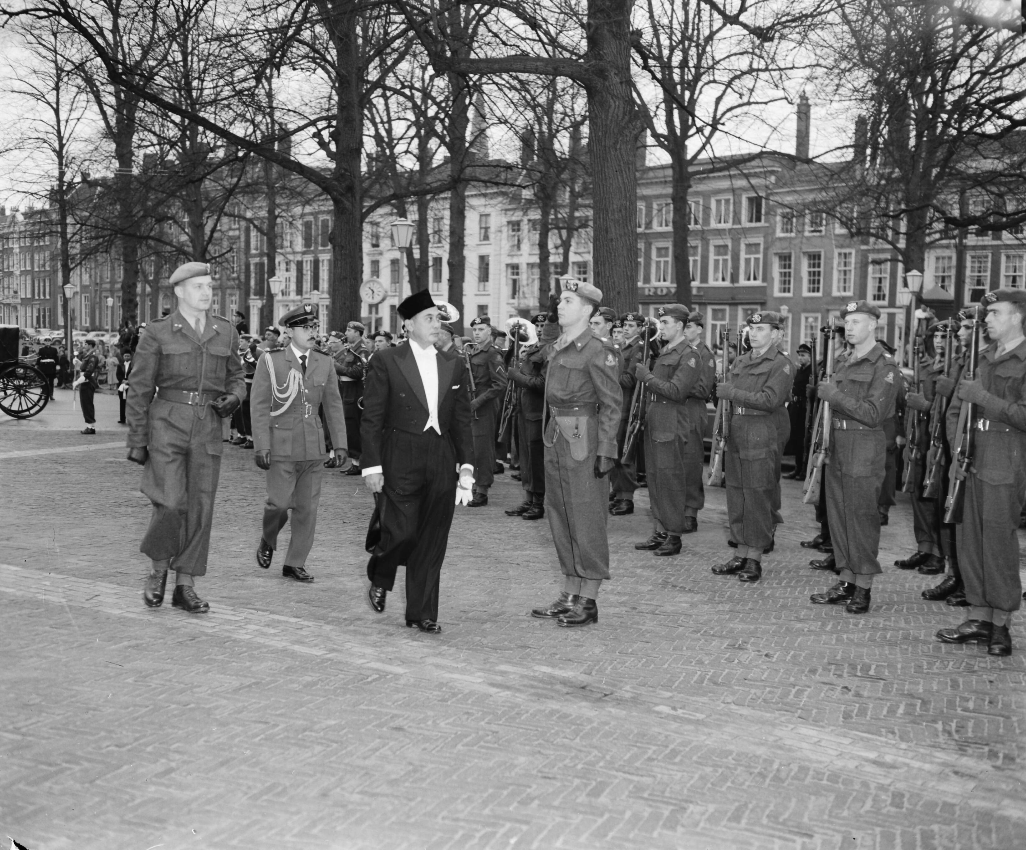 Fotocollectie Anefo — Aanbieding van zijn geloofsbrieven aan koningin Juliana door de ambassadeur van Indonesië, Oetoyo Ramelan — Foto: Pot, Harry / Anefo. Licentie: Set B: Rechtenvrij / Publiek Domein. Bron: Nationaal Archief. http://hdl.handle.net/10648/a93f3674-d0b4-102d-bcf8-003048976d84