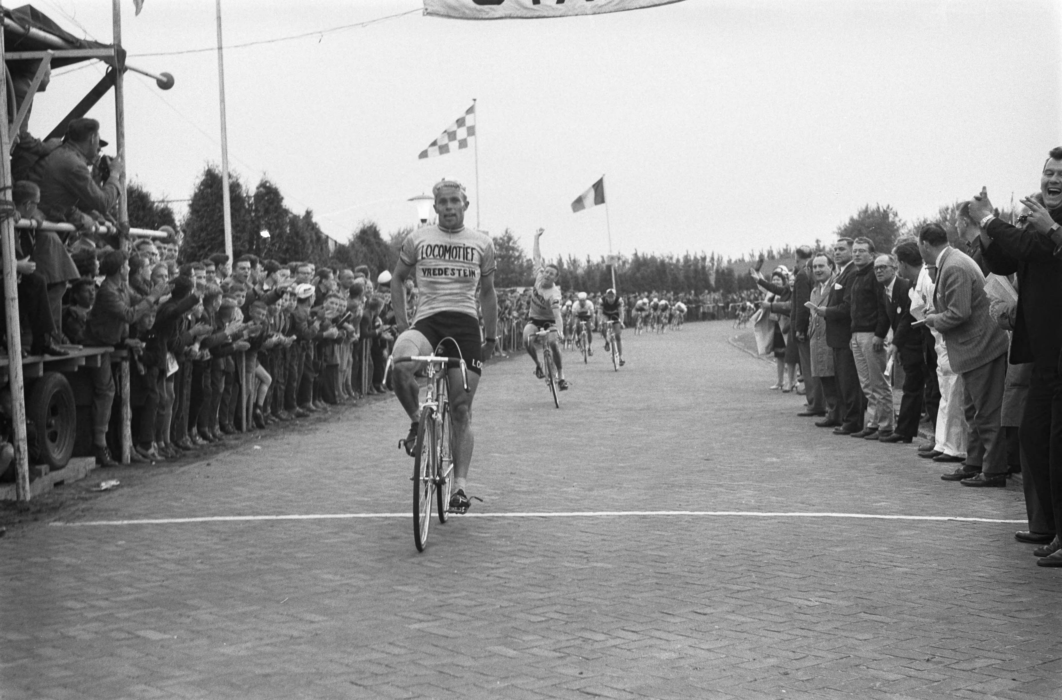 Fotocollectie Anefo — Ronde van Nederland. 8e etappe Kerkrade naar Zundert. Etappewinnaar Joop Captein gaat over de finish — Foto: Pot, Harry / Anefo. Licentie: Set B: Rechtenvrij / Publiek Domein. Bron: Nationaal Archief. http://hdl.handle.net/10648/a9d5e182-d0b4-102d-bcf8-003048976d84