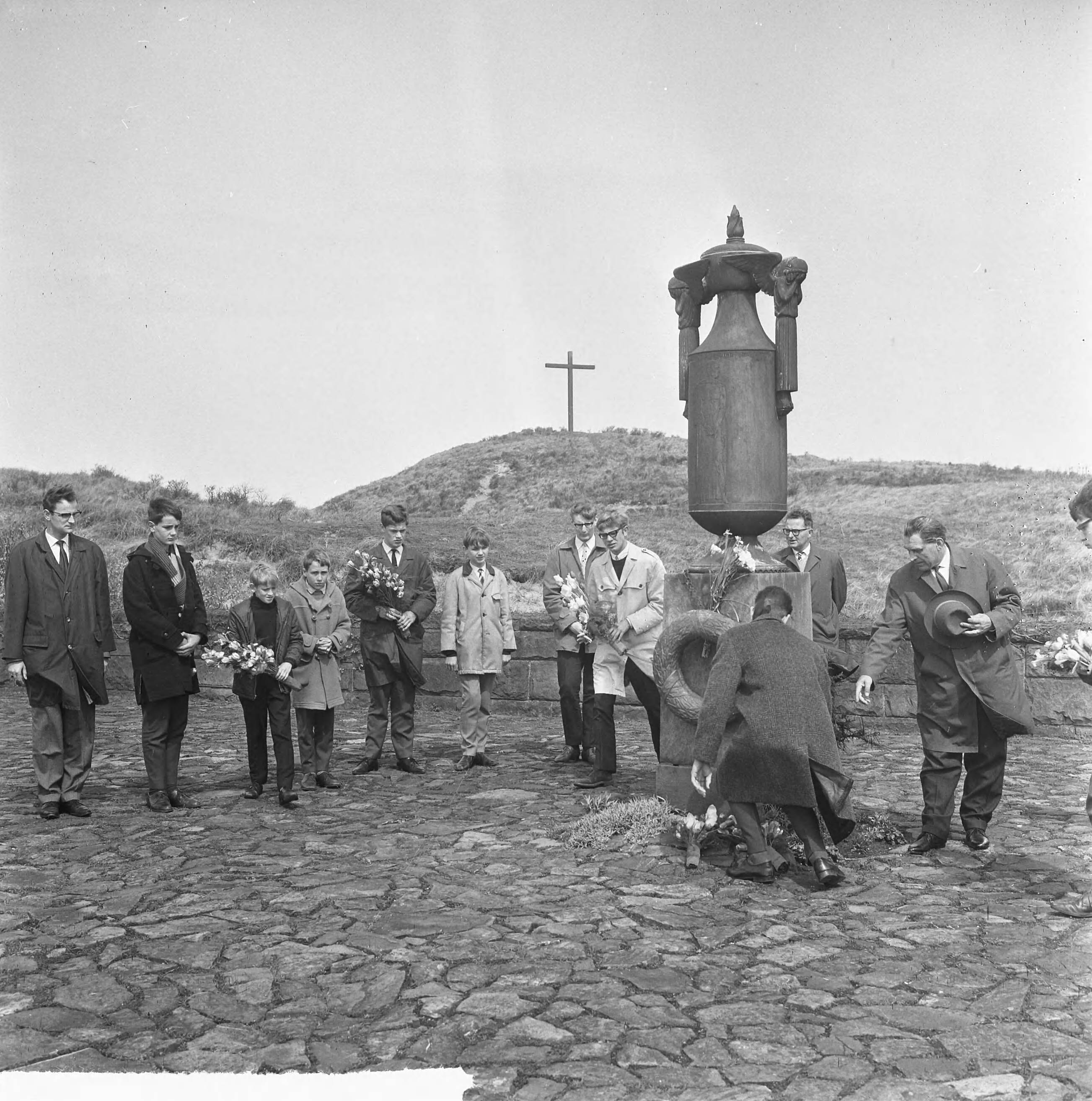 Dodenherdenking 1965 — Schoolkinderen leggen bloemen op graven van de erebegraafplaats te Overveen — Foto: Koch, Eric / Anefo. Licentie: Set B: Rechtenvrij / Publiek Domein. Bron: Nationaal Archief. http://hdl.handle.net/10648/aaa500f2-d0b4-102d-bcf8-003048976d84