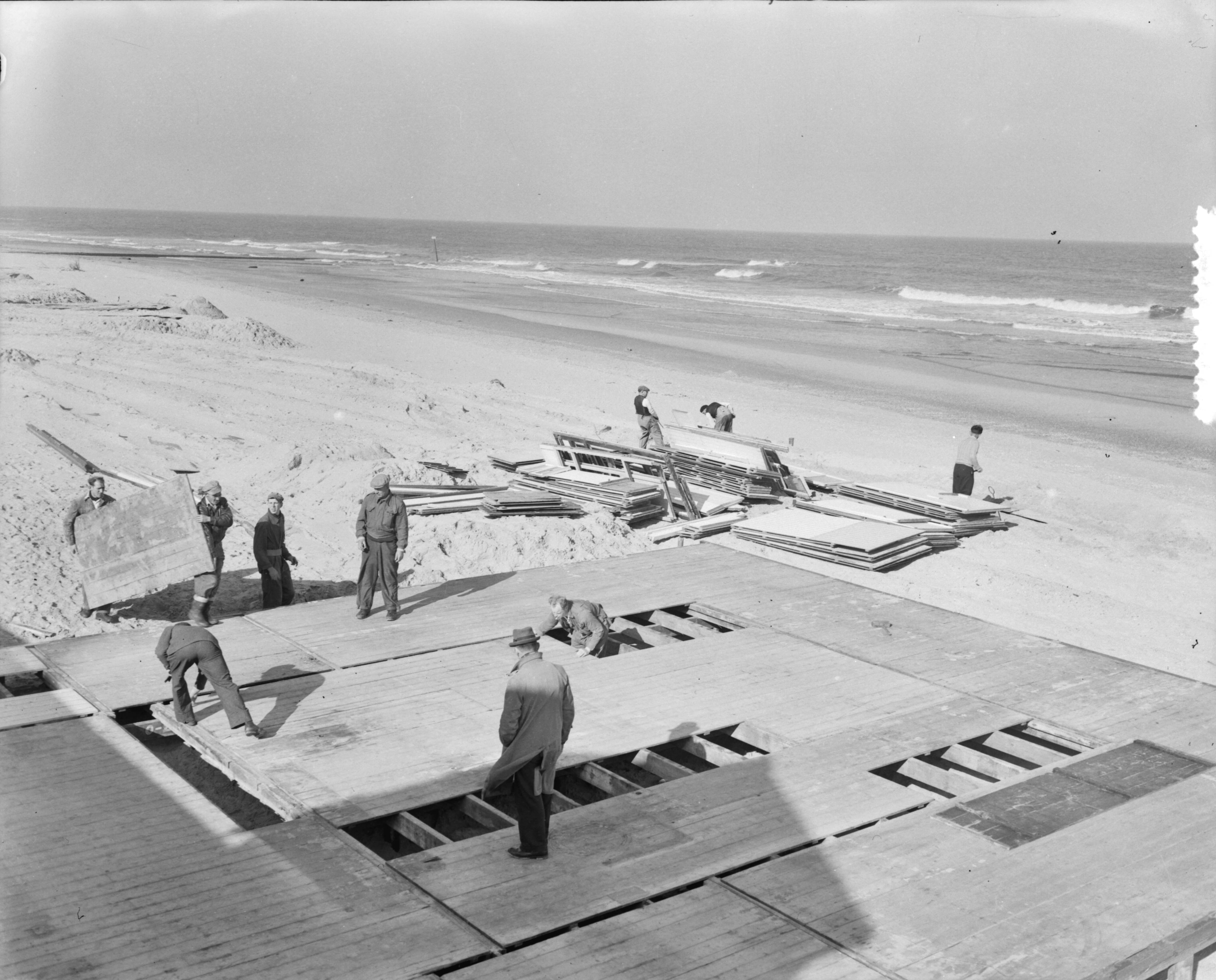 Fotocollectie Anefo — Scheveningen. Reparatie aan kustwerken — Foto: Duinen, G.W. van / Anefo. Licentie: Set B: Rechtenvrij / Publiek Domein. Bron: Nationaal Archief. http://hdl.handle.net/10648/a90a91f8-d0b4-102d-bcf8-003048976d84