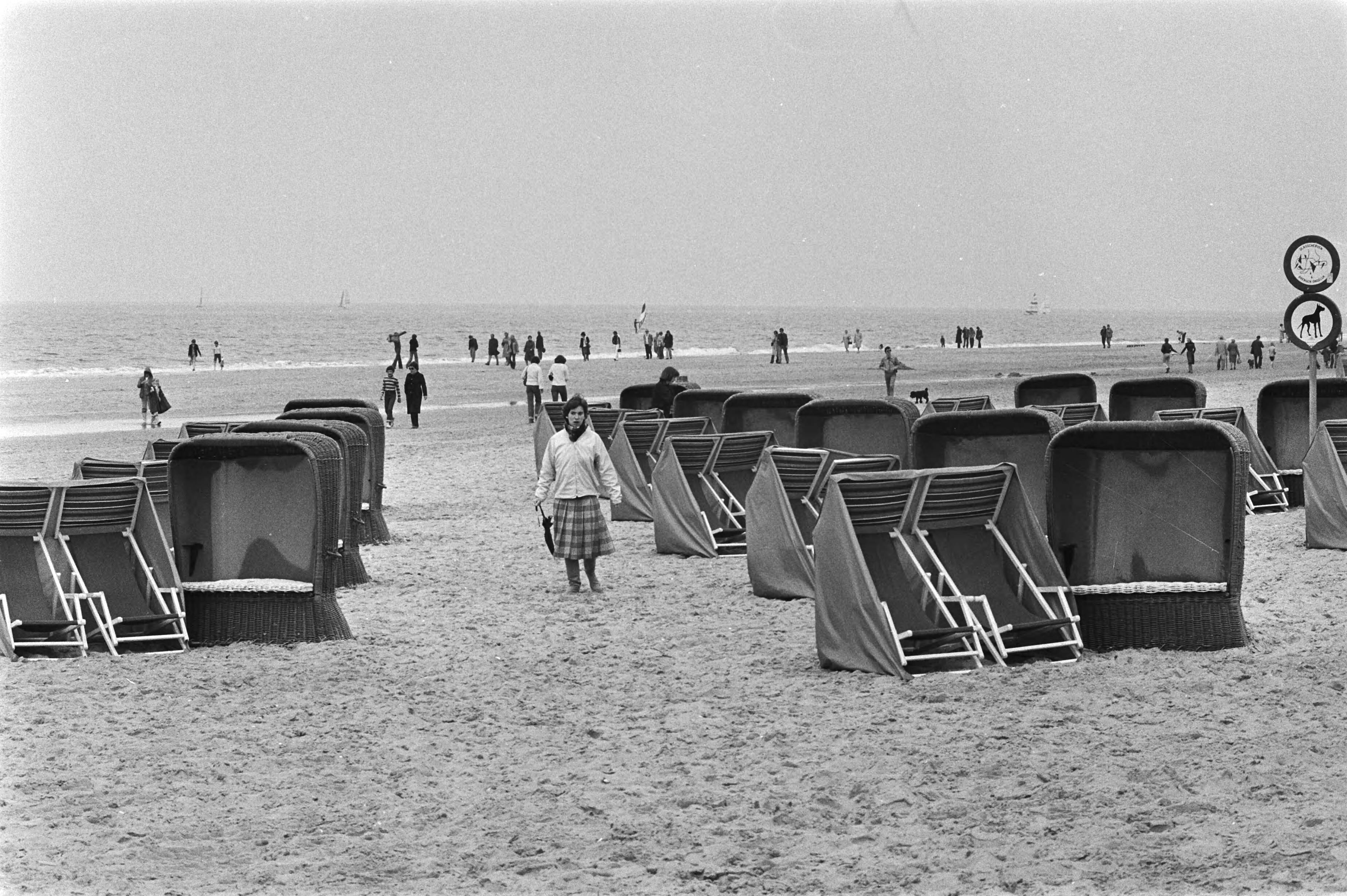 Fotocollectie Anefo — Matig pinksterweer; lege strandstoelen op het strand van Zandvoort op tweede Pinksterdag — Foto: Suyk, Koen / Anefo. Licentie: Set B: Rechtenvrij / Publiek Domein. Bron: Nationaal Archief. http://hdl.handle.net/10648/acb2e332-d0b4-102d-bcf8-003048976d84