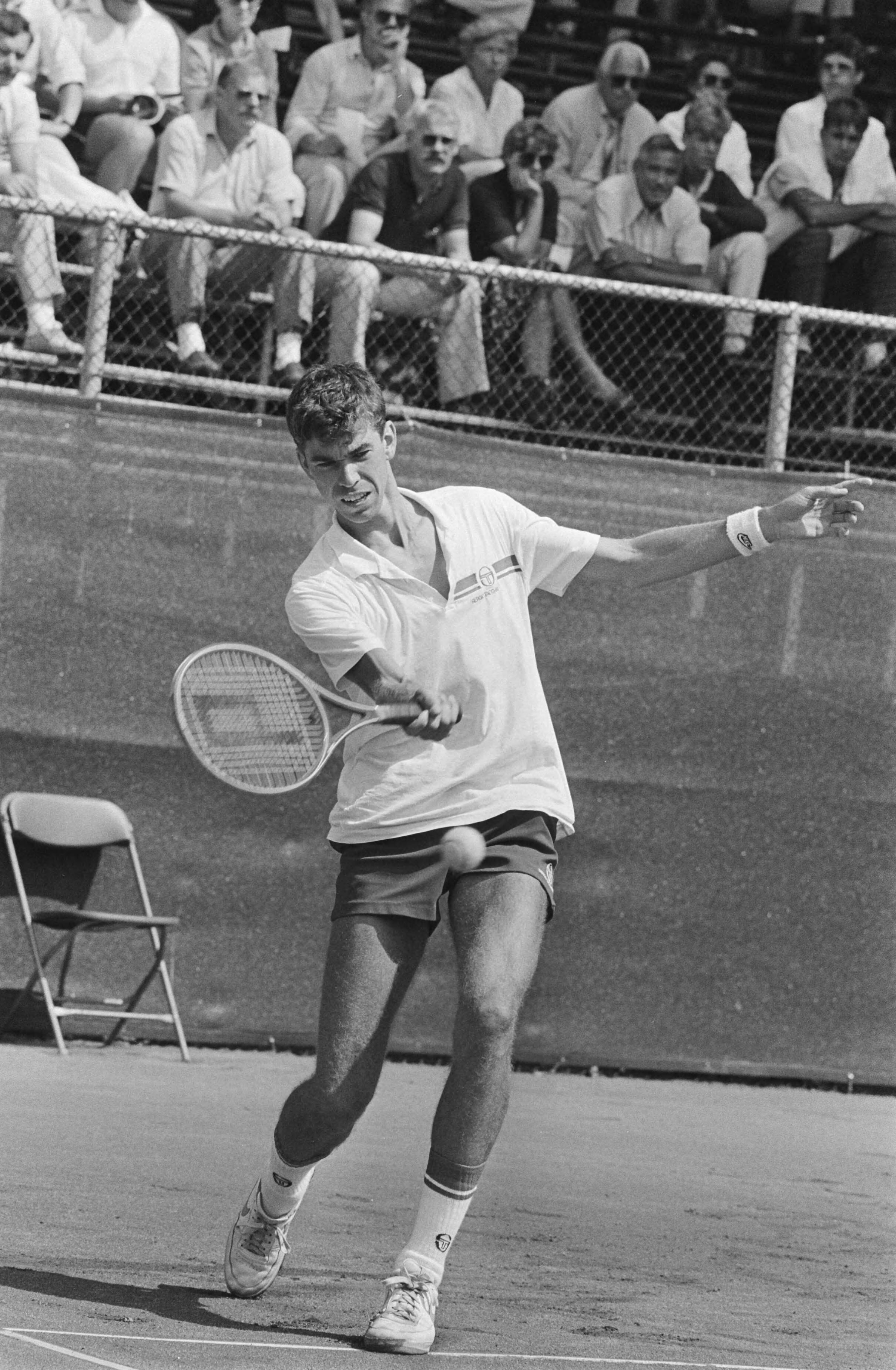 Fotocollectie Anefo — Internationaal tennis op Melkhuisje in Hilversum; Michiel Schapers in actie — Foto: Bogaerts, Rob / Anefo. Licentie: Set B: Rechtenvrij / Publiek Domein. Bron: Nationaal Archief. http://hdl.handle.net/10648/ad7c70ee-d0b4-102d-bcf8-003048976d84