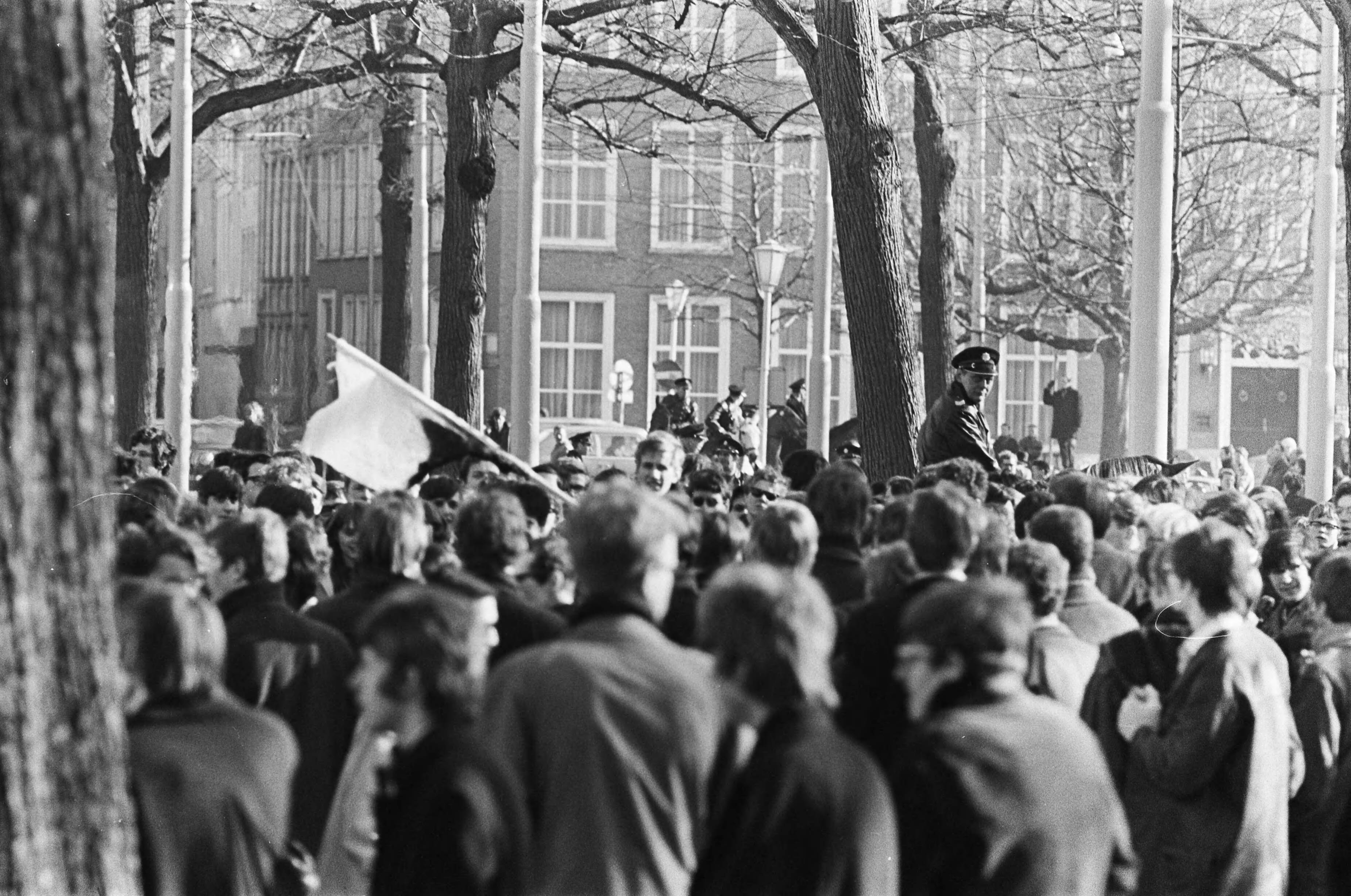 Fotocollectie Anefo — Pro Amerika demonstratie in Den Haag . Tegen-demonstratie — Foto: Koch, Eric / Anefo. Licentie: Set B: Rechtenvrij / Publiek Domein. Bron: Nationaal Archief. http://hdl.handle.net/10648/ab39b8b4-d0b4-102d-bcf8-003048976d84