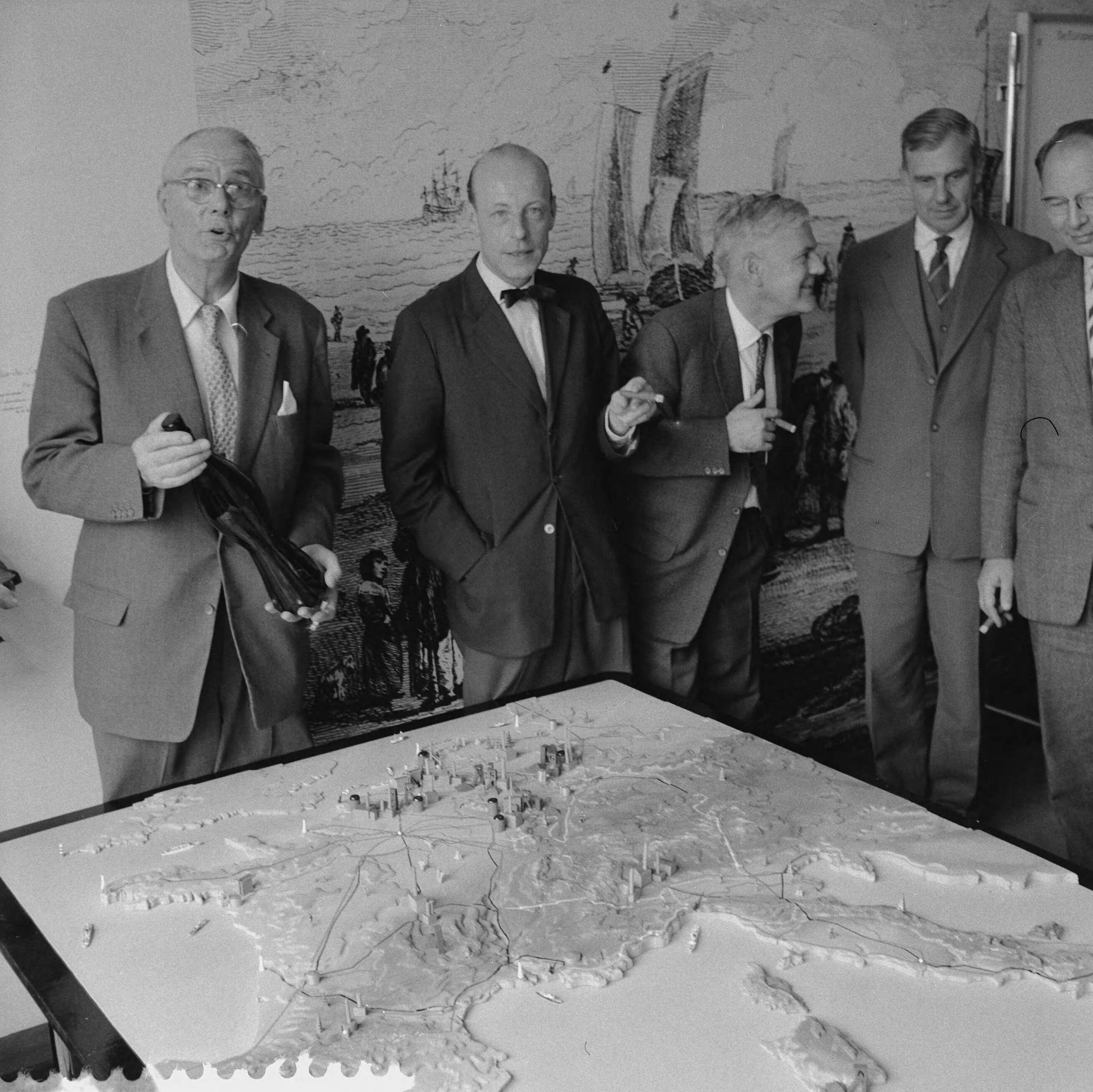 Fotocollectie Anefo — Reizende schooltentoonstelling in Den Haag — Foto: Behrens, Herbert F. / Anefo. Licentie: Set B: Rechtenvrij / Publiek Domein. Bron: Nationaal Archief. http://hdl.handle.net/10648/a9ae8b64-d0b4-102d-bcf8-003048976d84