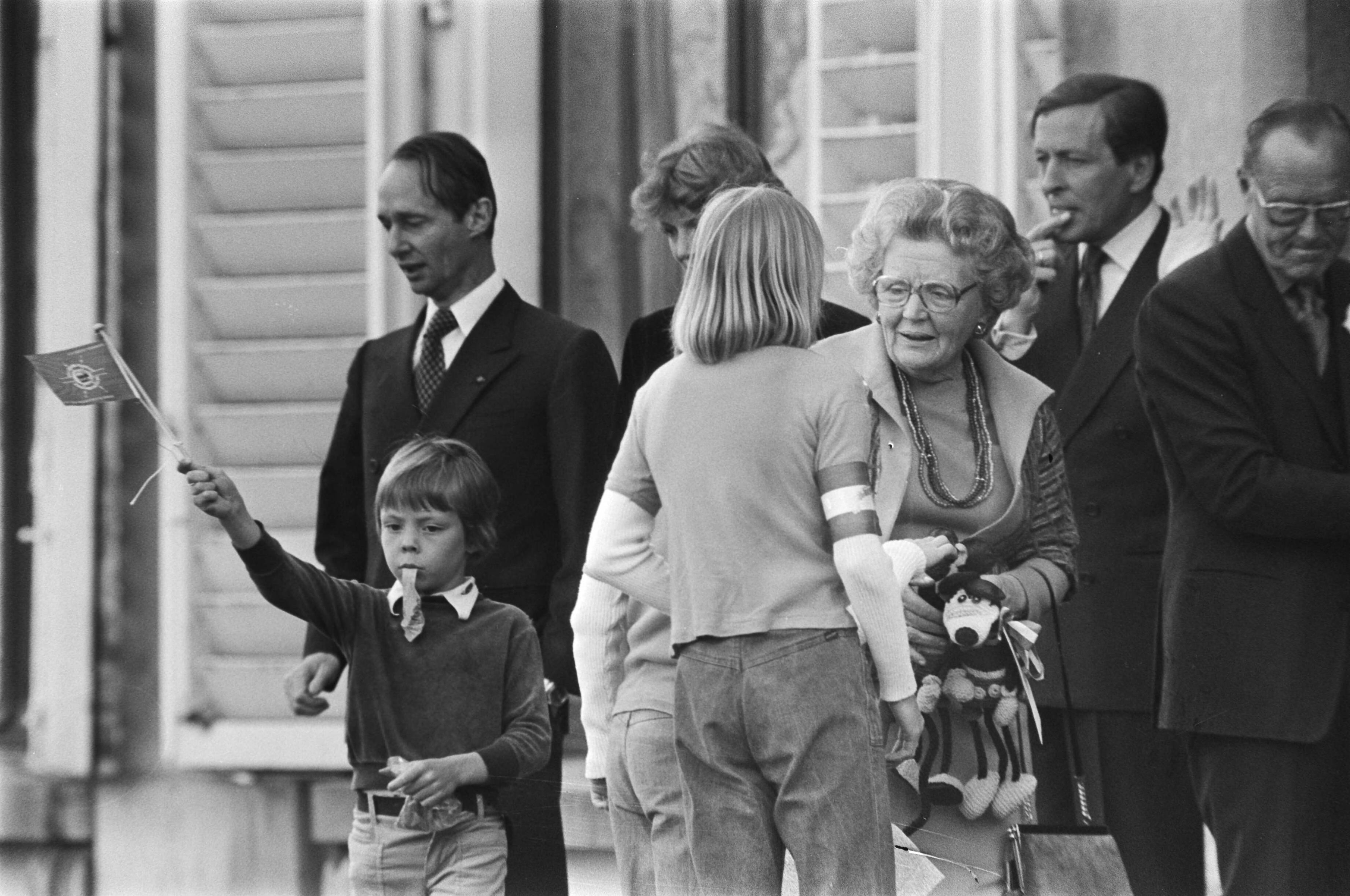 Fotocollectie Anefo — Defile Soestdijk; buurtvereniging Juliana opdracht Arnhemse Courant — Foto: Mieremet, Rob / Anefo. Licentie: Set B: Rechtenvrij / Publiek Domein. Bron: Nationaal Archief. http://hdl.handle.net/10648/ac8291be-d0b4-102d-bcf8-003048976d84