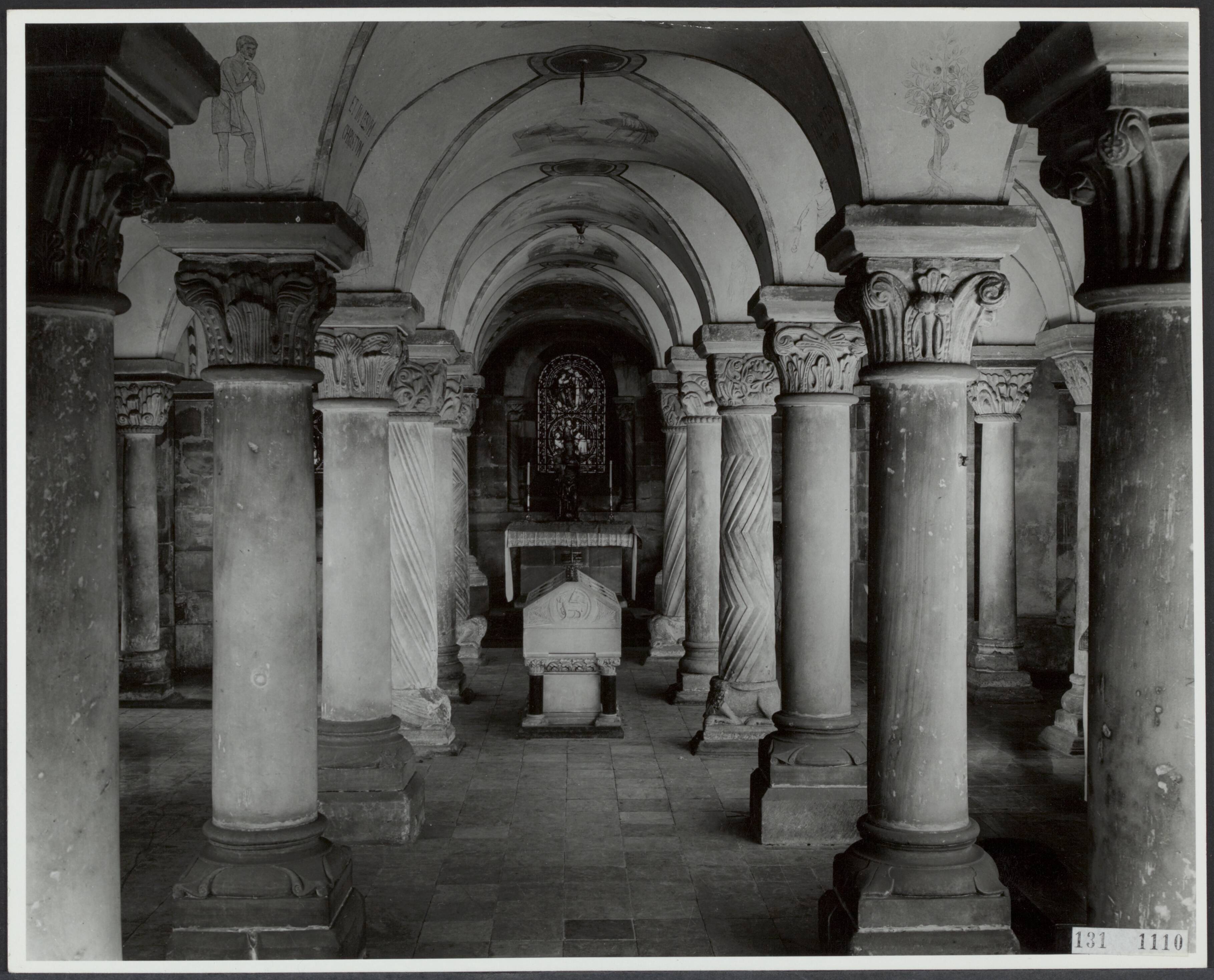 Fotocollectie Rijksvoorlichtingsdienst Eigen — Kerkrade. Crypte van de de abdijkerk te Rolduc met altaar en graf van de stichter van de abdij Ailbertus — Foto: Rijksdienst voor de Monumentenzorg. Licentie: Set B: Rechtenvrij / Publiek Domein. Bron: Nationaal Archief. http://hdl.handle.net/10648/af517752-d0b4-102d-bcf8-003048976d84