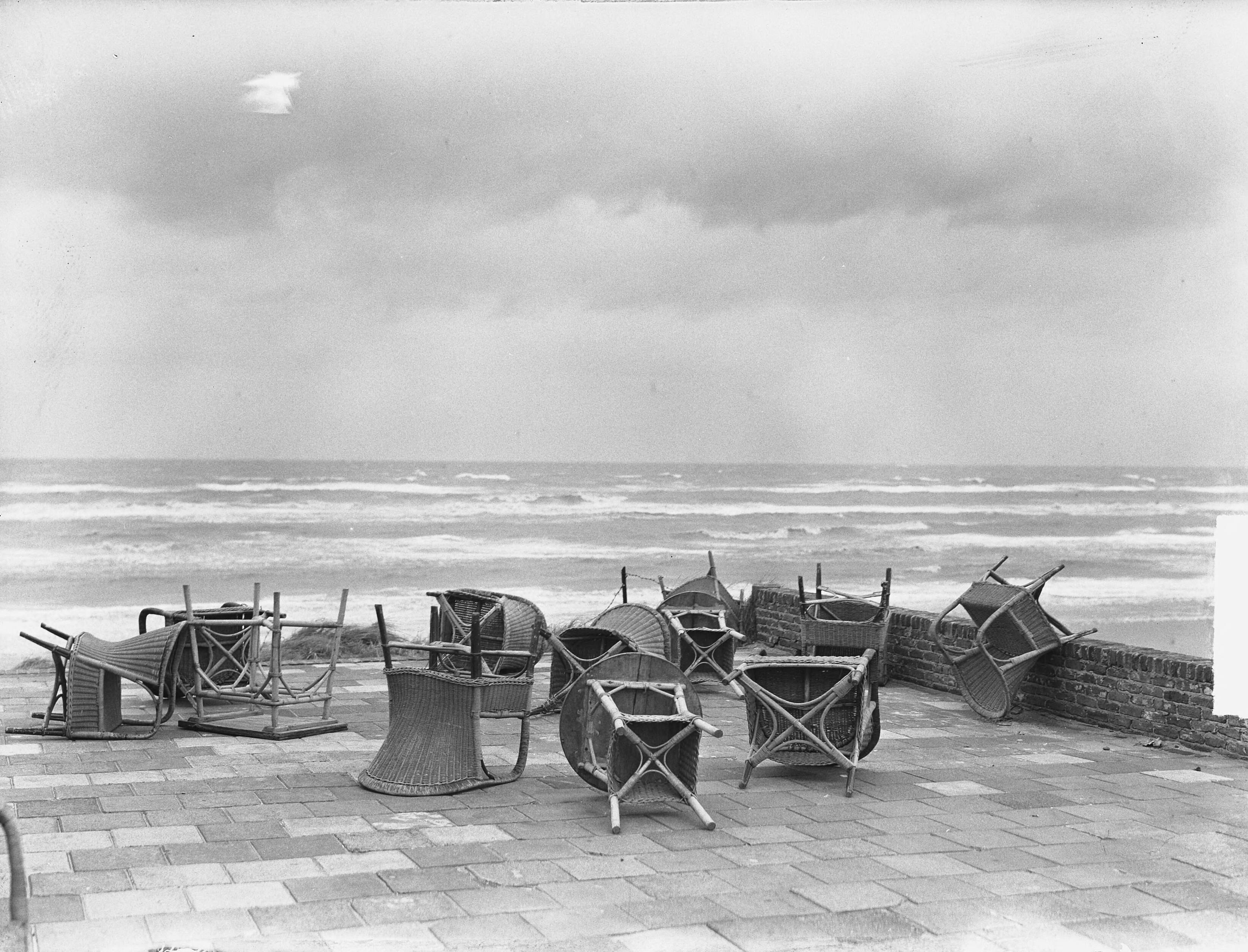 Fotocollectie Anefo — Storm aan de kust in Zandvoort — Foto: Pot, Harry / Anefo. Licentie: Set B: Rechtenvrij / Publiek Domein. Bron: Nationaal Archief. http://hdl.handle.net/10648/a8e74c5c-d0b4-102d-bcf8-003048976d84