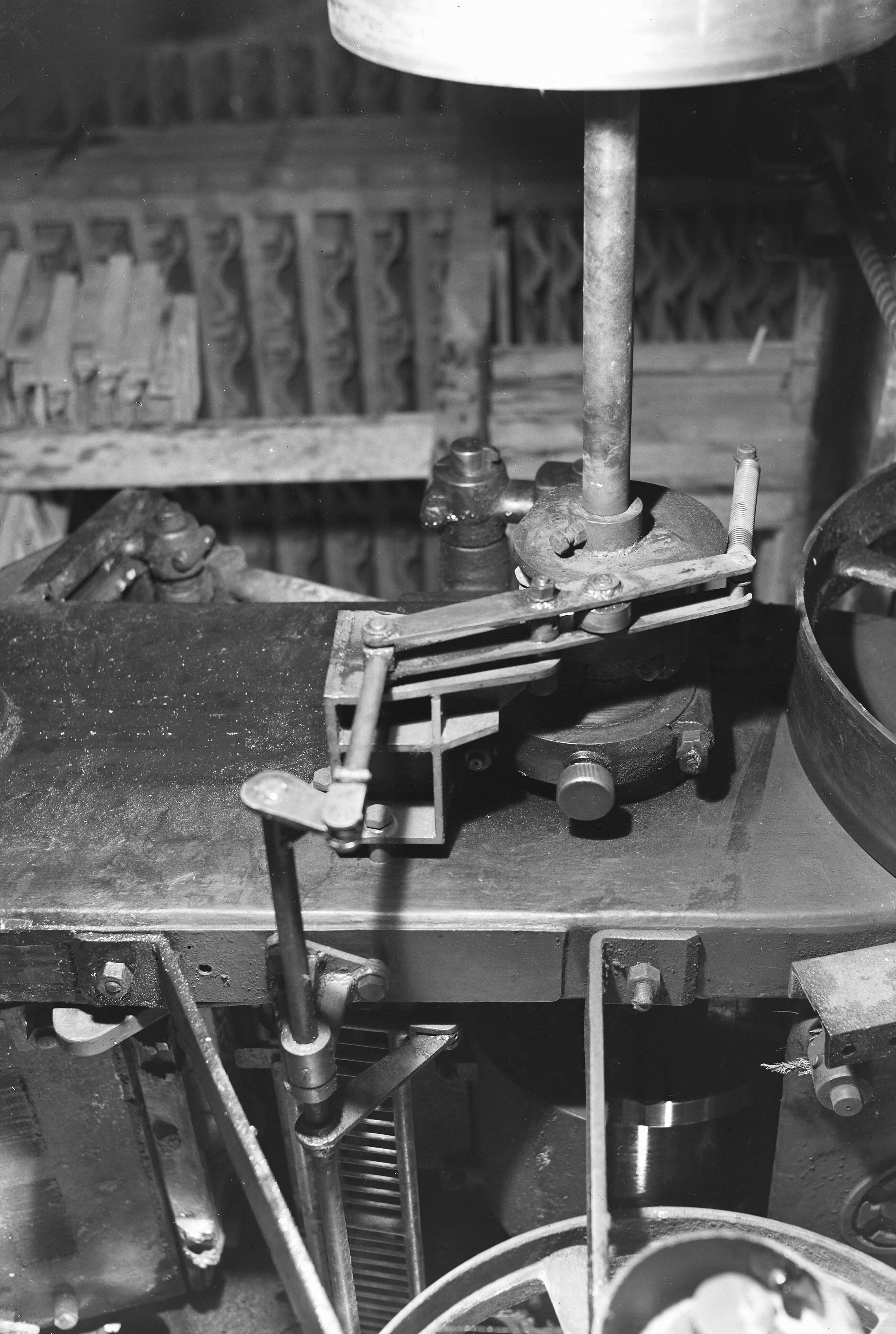 Fotocollectie Arbeidsinspectie — 10x15 Dakpanpers van de firma Oosthoek te Alphen aan den Rijn — Foto: Onbekend / Publiek Domein of Rechtenvrij. Licentie: Set B: Rechtenvrij / Publiek Domein. Bron: Nationaal Archief. http://hdl.handle.net/10648/ad9f0654-d0b4-102d-bcf8-003048976d84