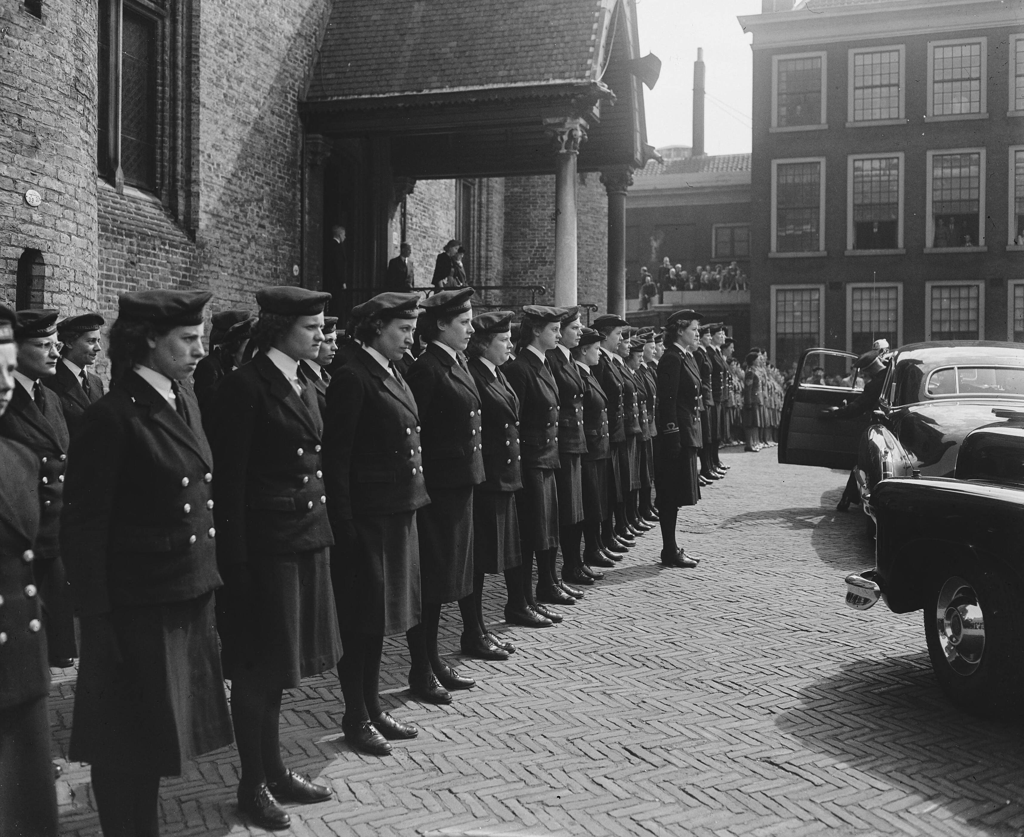 Fotocollectie Anefo — Mevrouw Roosevelt in Den Haag met prinses Juliana. Erewacht Marva's — Foto: Noske, J.D. / Anefo. Licentie: Set B: Rechtenvrij / Publiek Domein. Bron: Nationaal Archief. http://hdl.handle.net/10648/a8b55ddc-d0b4-102d-bcf8-003048976d84
