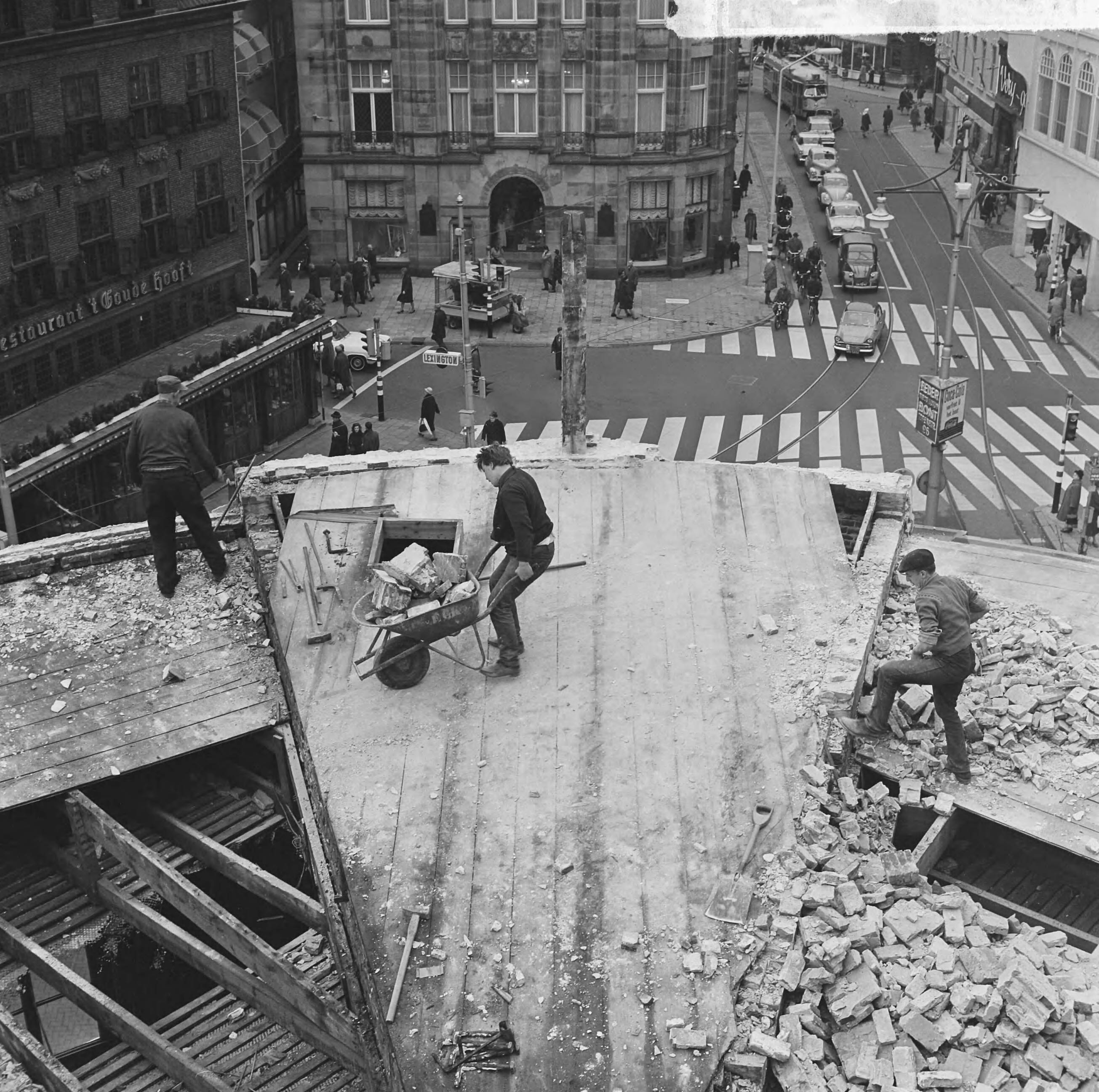 Fotocollectie Anefo — Den Haag krijgt nieuw hart, rond het oud stadhuis, begonnen met afbreken gebouwen — Foto: Koch, Eric / Anefo. Licentie: Set B: Rechtenvrij / Publiek Domein. Bron: Nationaal Archief. http://hdl.handle.net/10648/aa83b802-d0b4-102d-bcf8-003048976d84