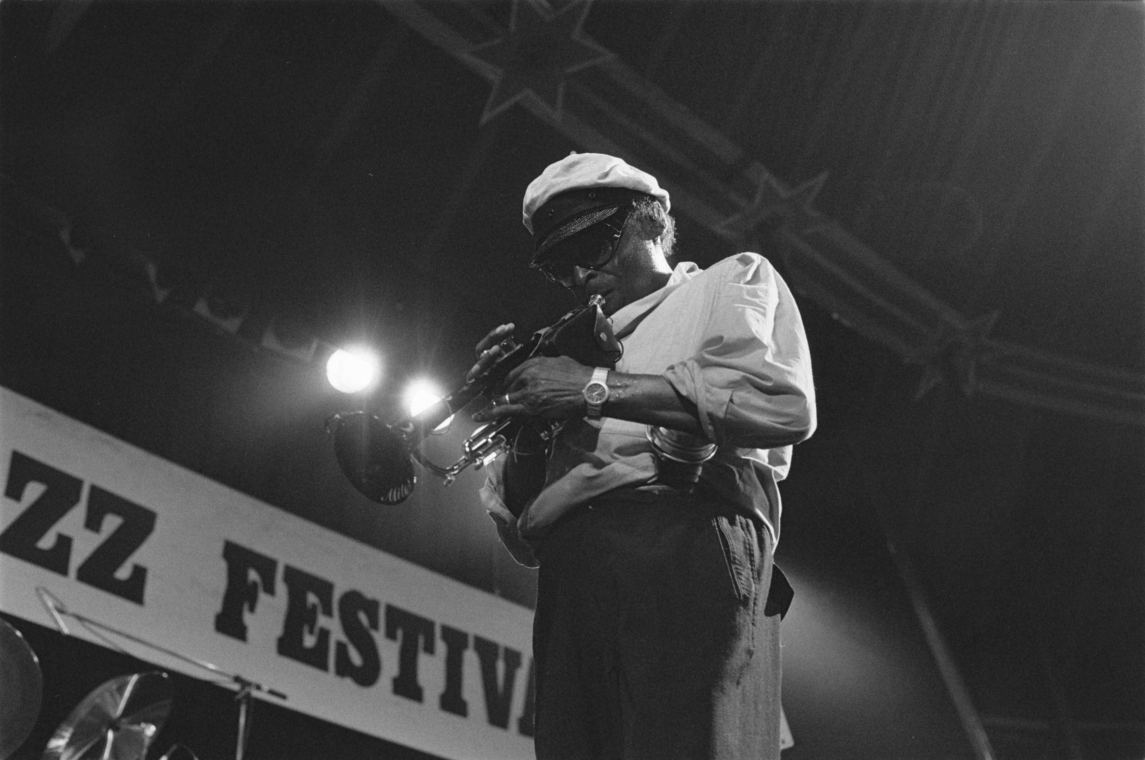 Fotocollectie Anefo — North Sea Jazzfestival in Den Haag ; Miles Davies — Foto: Bogaerts, Rob / Anefo. Licentie: Set B: Rechtenvrij / Publiek Domein. Bron: Nationaal Archief. http://hdl.handle.net/10648/ad3b506e-d0b4-102d-bcf8-003048976d84