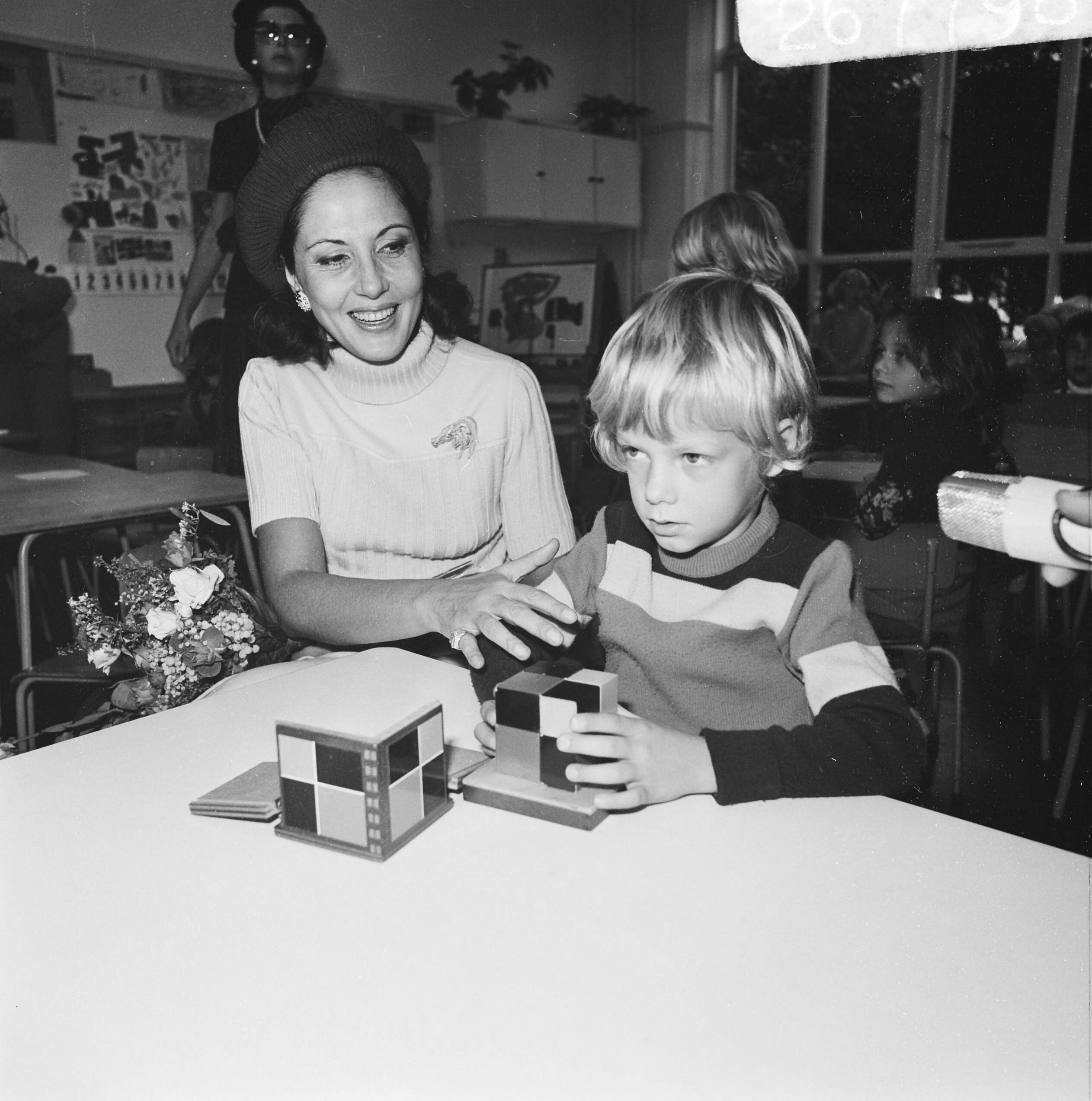 Staatsbezoek van de Italiaanse president Giovanni Leone aan Nederland — Mevrouw Leone, echtgenote van de Italiaanse president, bezoekt de Montessorischool Waalsdorp in Den Haag — Foto: Mieremet, Rob / Anefo. Licentie: Set B: Rechtenvrij / Publiek Domein. Bron: Nationaal Archief. http://hdl.handle.net/10648/ac3a994a-d0b4-102d-bcf8-003048976d84
