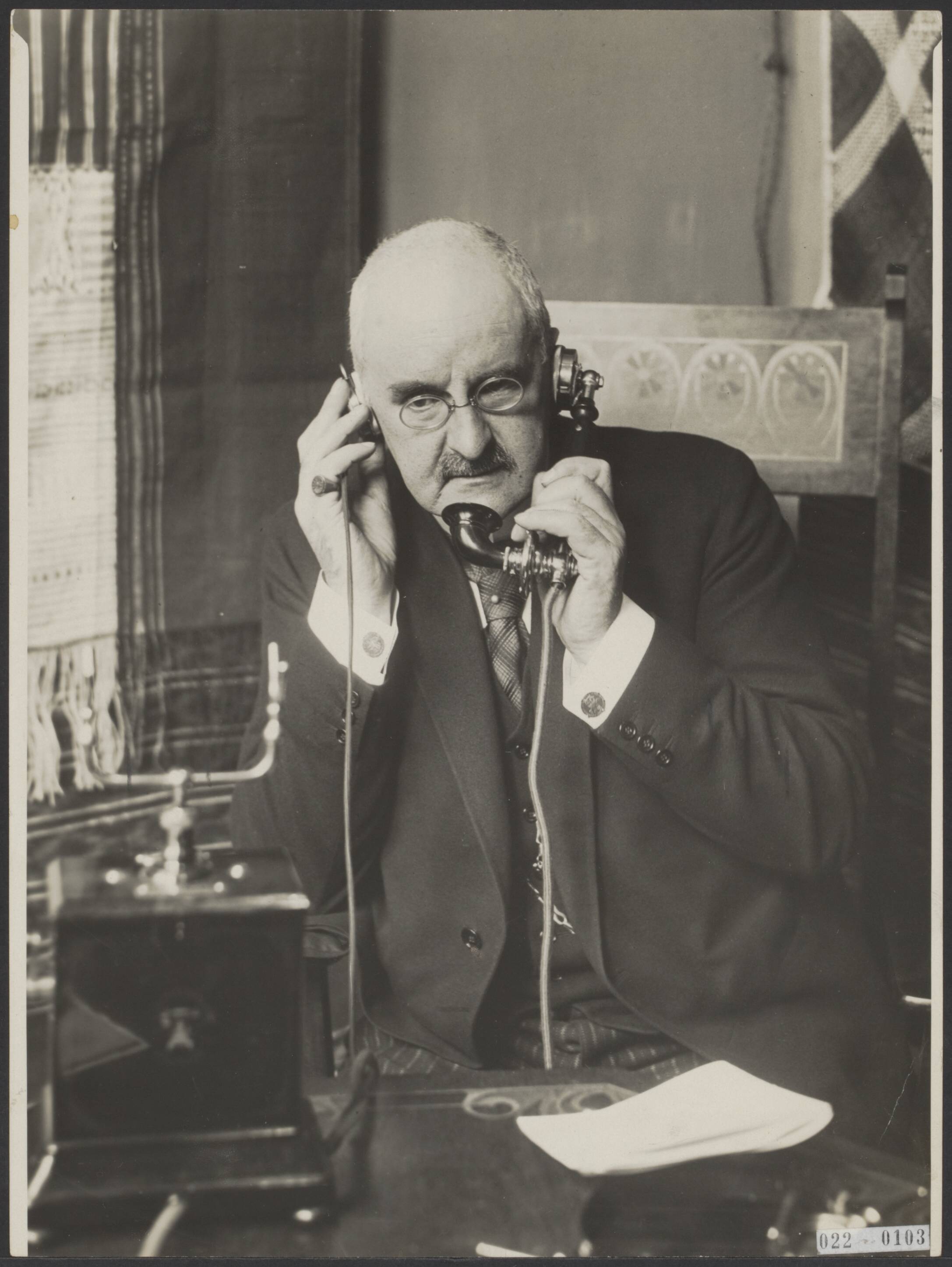 Fotocollectie Elsevier Binnenland — De Utrechtse burgemeester, dr. J.P. Fockema Andreae, spreekt op de Jaarbeurs via de telefoon met de burgemeester van Bandoeng, de Indische Jaarbeursstad — Foto: N.V. Vereenigde Fotobureaux. Licentie: Set B: Rechtenvrij / Publiek Domein. Bron: Nationaal Archief. http://hdl.handle.net/10648/add1198c-d0b4-102d-bcf8-003048976d84
