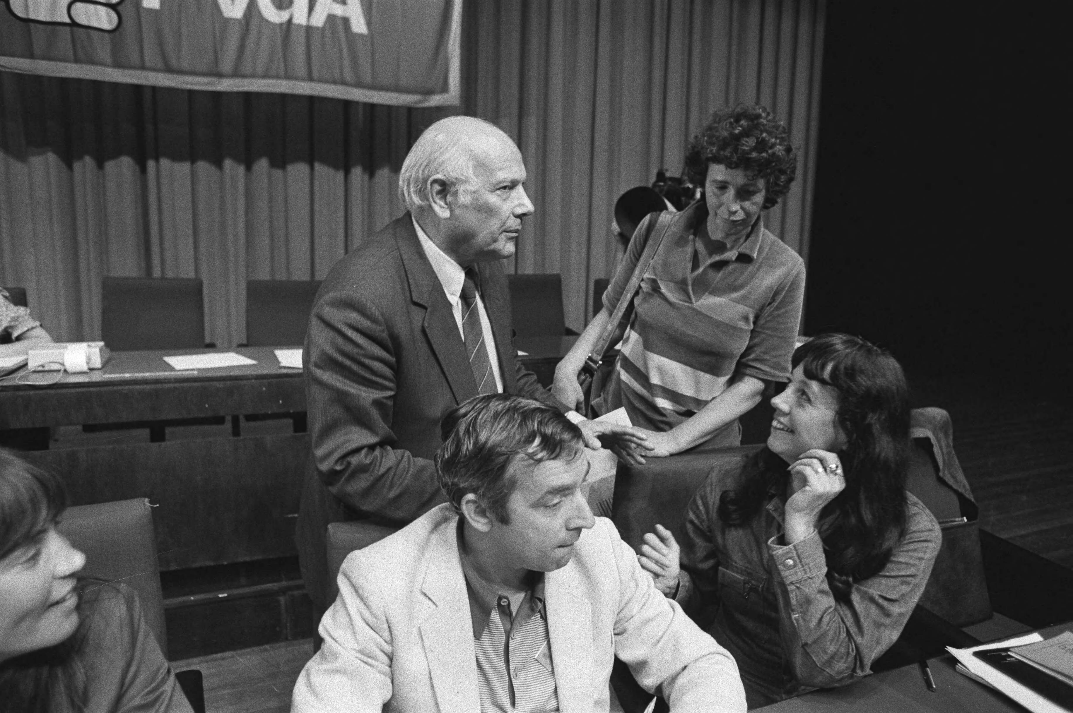 Buitengewoon Congres van de PVDA om te beslissen over het regeerakkoord — PvdA voorman Joop den Uyl en Marijke Pijkel Schröder van de Rooie Vrouwen (achtergrond) tijdens het Buitengewoon Congres in den Haag in 1981 — Foto: Croes, Rob C. / Anefo. Licentie: Set B: Rechtenvrij / Publiek Domein. Bron: Nationaal Archief. http://hdl.handle.net/10648/ad032928-d0b4-102d-bcf8-003048976d84