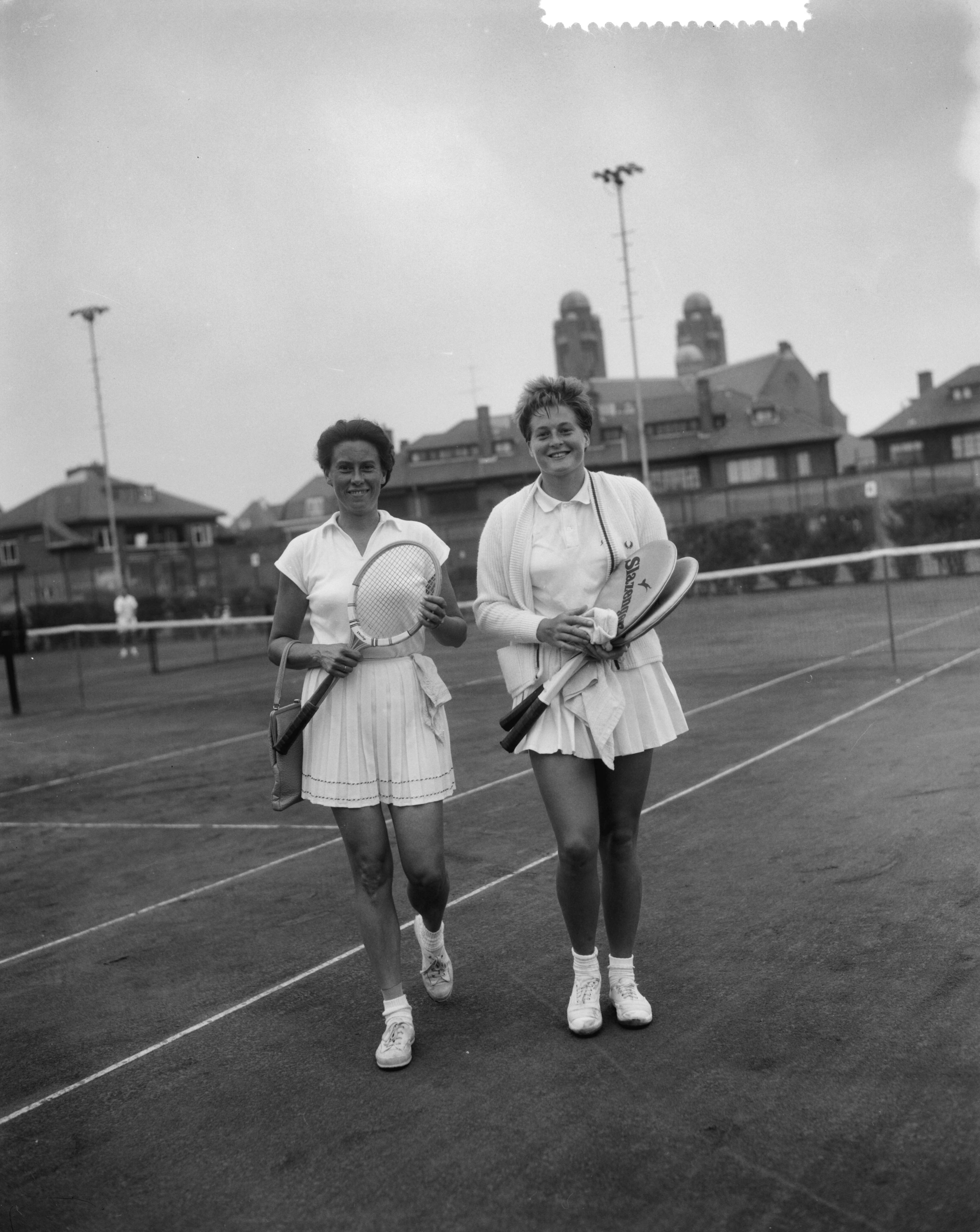 Fotocollectie Anefo — Nederlandse tenniskampioenschappen METS-banen — Foto: Bilsen, Joop van / Anefo. Licentie: Set B: Rechtenvrij / Publiek Domein. Bron: Nationaal Archief. http://hdl.handle.net/10648/aa74f542-d0b4-102d-bcf8-003048976d84