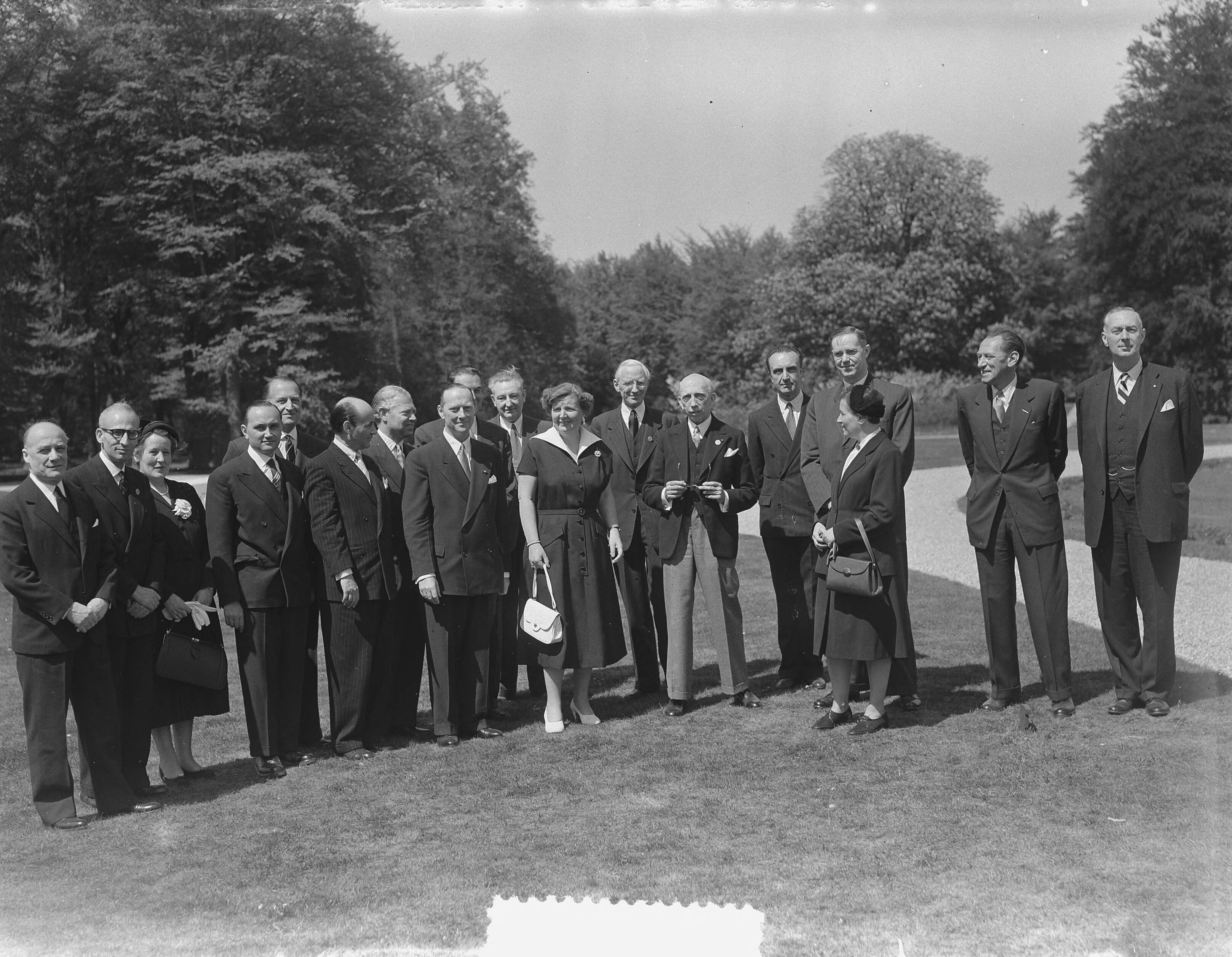 Fotocollectie Anefo — Koningin Juliana ontvangt een delegatie van de Unesco conferentie op paleis Soestdijk — Foto: Bilsen, Joop van / Anefo. Licentie: Set B: Rechtenvrij / Publiek Domein. Bron: Nationaal Archief. http://hdl.handle.net/10648/a921e0ce-d0b4-102d-bcf8-003048976d84