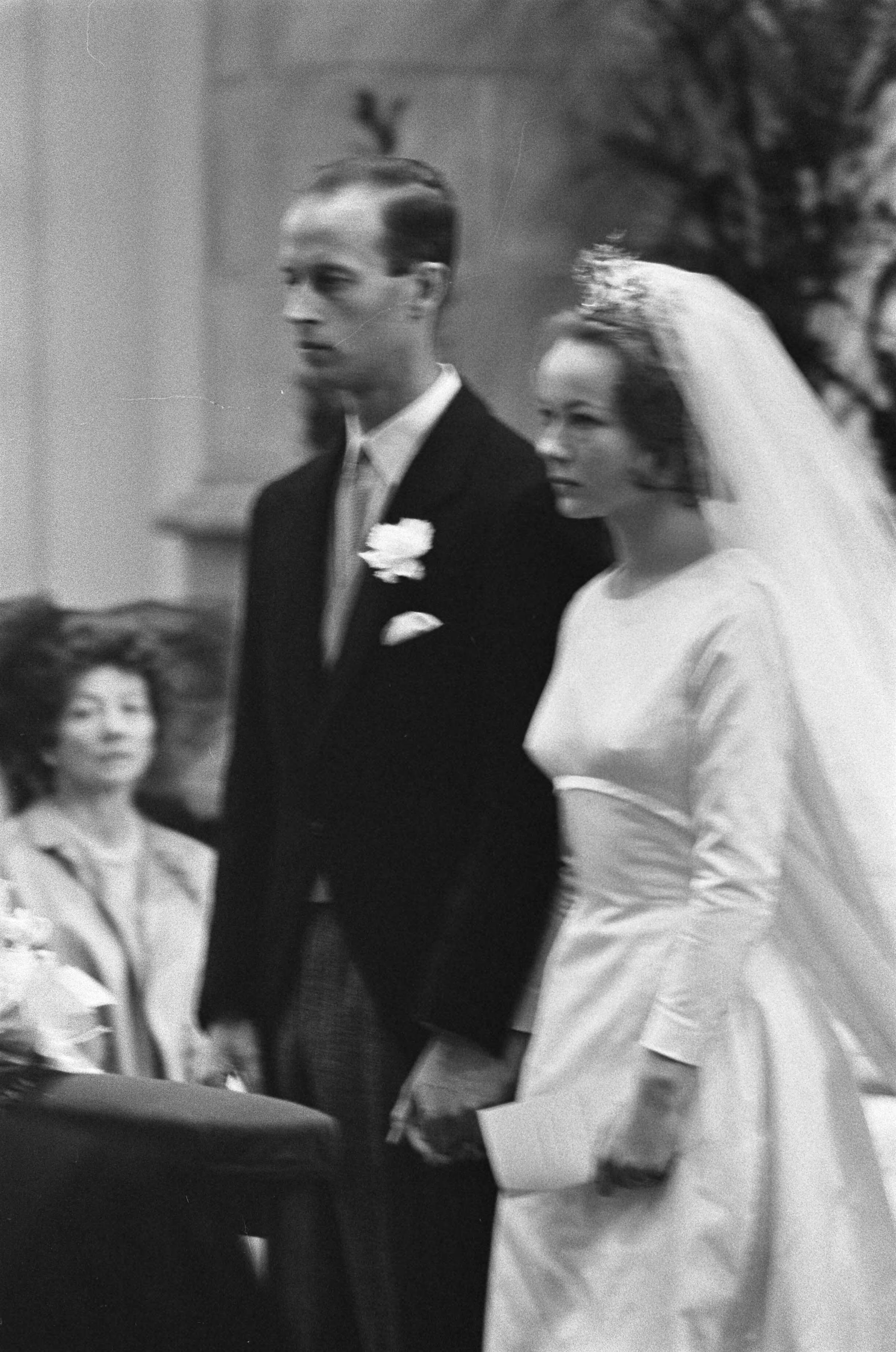 Huwelijk prins Karl von Hessen en gravin Yvonne Szapary in Den Haag — Het bruidspaar in de kerk — Foto: Fotograaf Onbekend / Anefo. Licentie: Set B: Rechtenvrij / Publiek Domein. Bron: Nationaal Archief. http://hdl.handle.net/10648/aae5f814-d0b4-102d-bcf8-003048976d84
