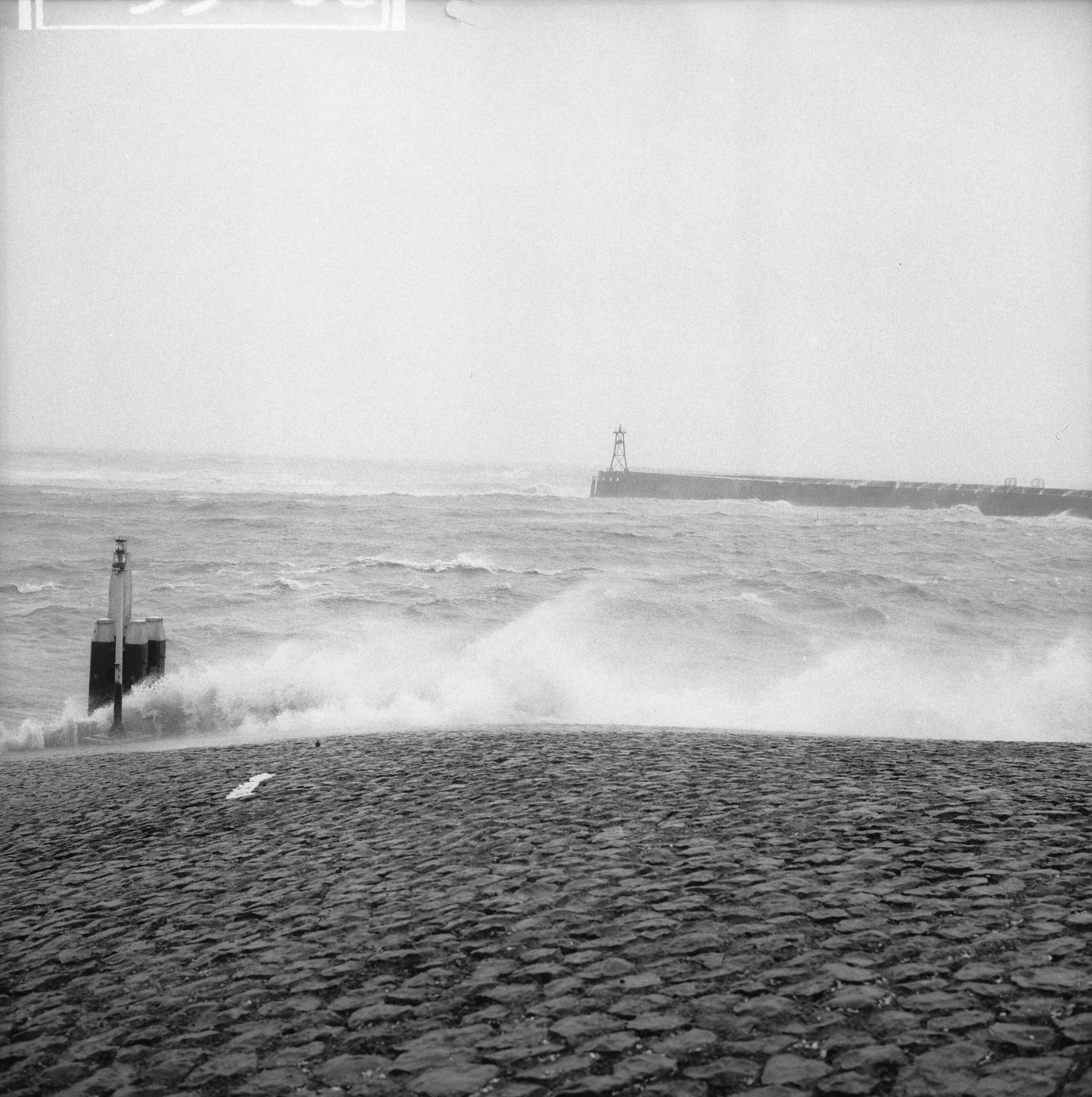 Fotocollectie Anefo — Windkracht 12 in Scheveningen — Foto: Koch, Eric / Anefo. Licentie: Set B: Rechtenvrij / Publiek Domein. Bron: Nationaal Archief. http://hdl.handle.net/10648/a9f8a41a-d0b4-102d-bcf8-003048976d84