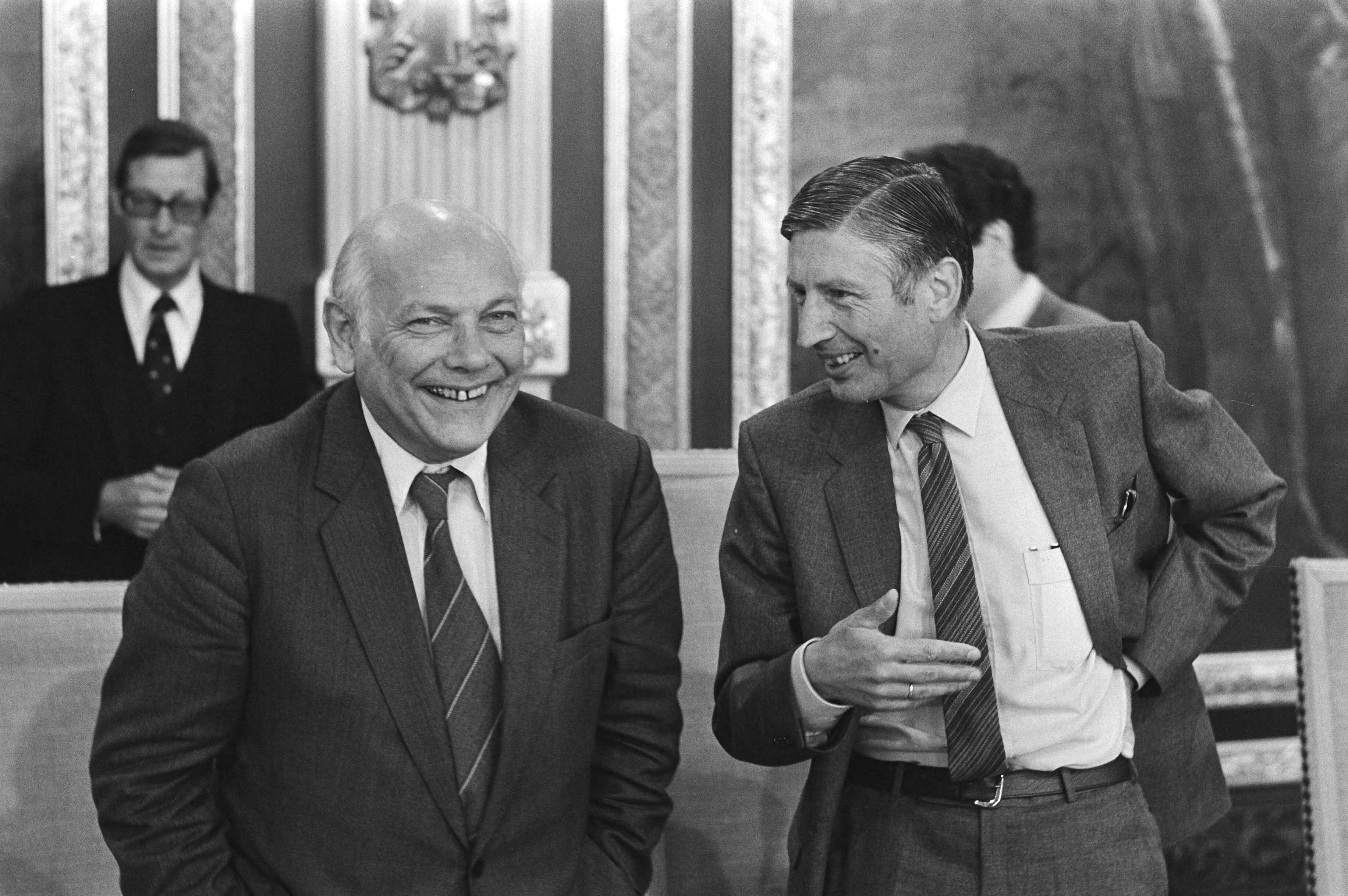 Eerste ministerraad van het nieuwe kabinet — Joop den Uyl (links) en Dries van Agt (CDA) — Foto: Croes, Rob C. / Anefo. Licentie: Set B: Rechtenvrij / Publiek Domein. Bron: Nationaal Archief. http://hdl.handle.net/10648/ad048bd8-d0b4-102d-bcf8-003048976d84