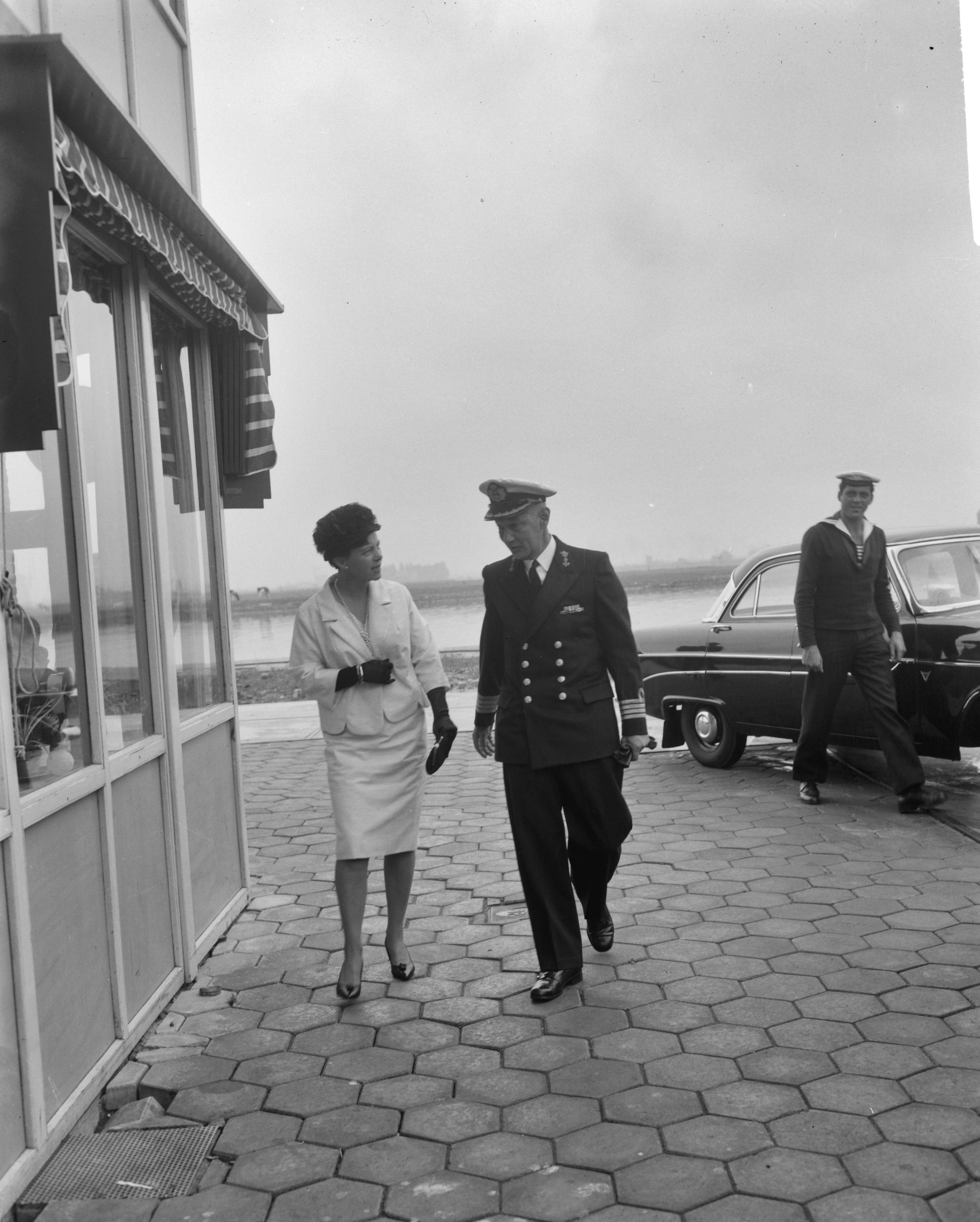 Fotocollectie Anefo — Tewaterlating te Zaandam van het Torpedo-inschietvaartuig "Van Bochove" van de Koninklijke Marine bij de Zaanlandse Scheepsbouwmaatschappij door de vrouw van de directeur van de bewapeningswerkplaats der Marine te Den Helder, mevr. Reiche-Van Aardenne. Dit vaartuig wordt genoemd naar wijlen luitenant-ter-zee der eerste klasse P.D. van Bochoven, in leven hoofd van het inschietbedrijf van de Kon. Marine, die gedurende de uitoefening van zijn functie tengevolge van een tragisch ongeval op 7 juli 1959 om het leven kwam — Foto: Bilsen, Joop van / Anefo. Licentie: Set B: Rechtenvrij / Publiek Domein. Bron: Nationaal Archief. http://hdl.handle.net/10648/aa1127e2-d0b4-102d-bcf8-003048976d84