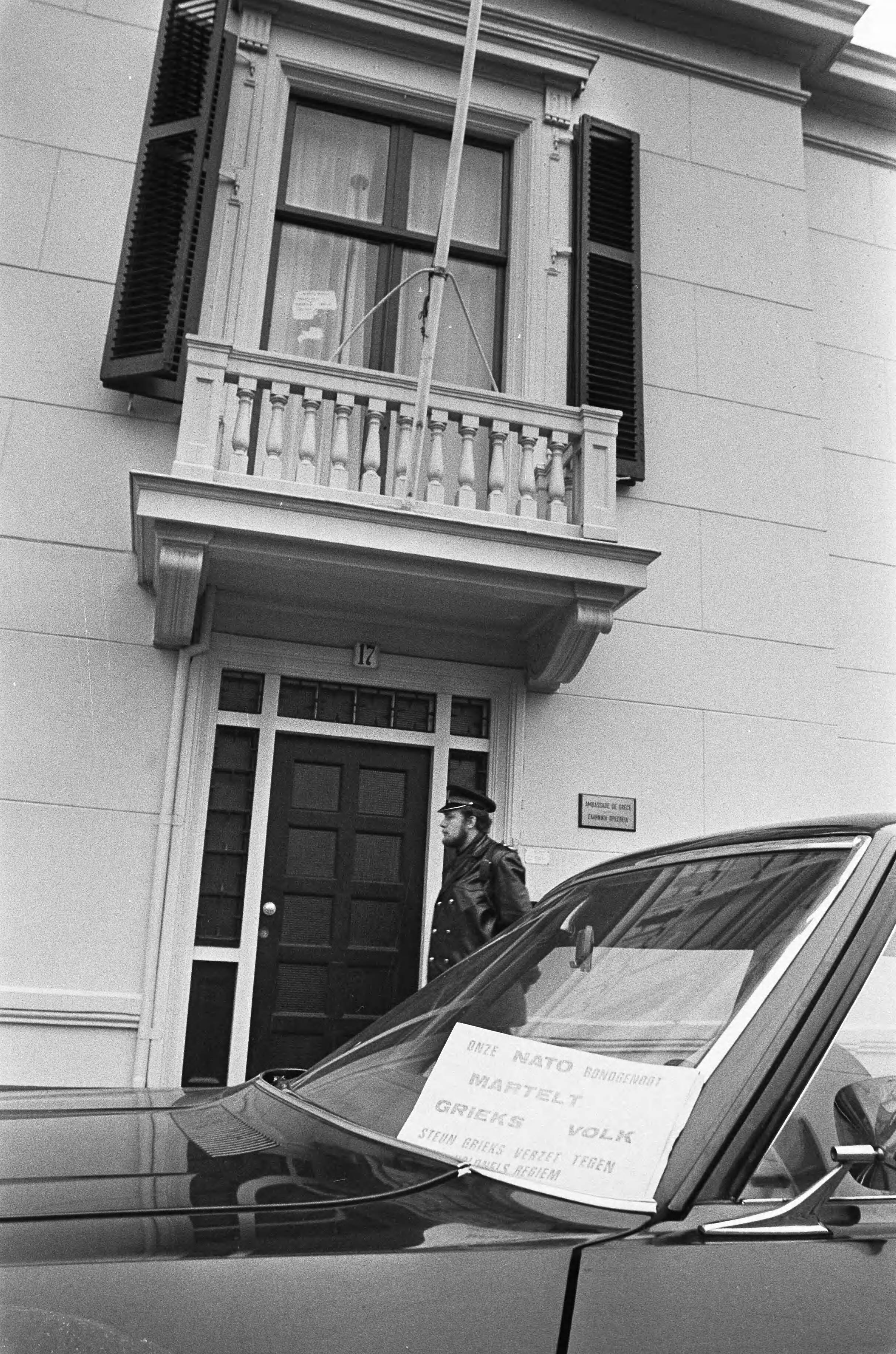 Bezetting van de Griekse ambassade in Den Haag — Protesttekst op de ambassadeursauto — Foto: Fotograaf Onbekend / Anefo. Licentie: Set B: Rechtenvrij / Publiek Domein. Bron: Nationaal Archief. http://hdl.handle.net/10648/ac3d4302-d0b4-102d-bcf8-003048976d84