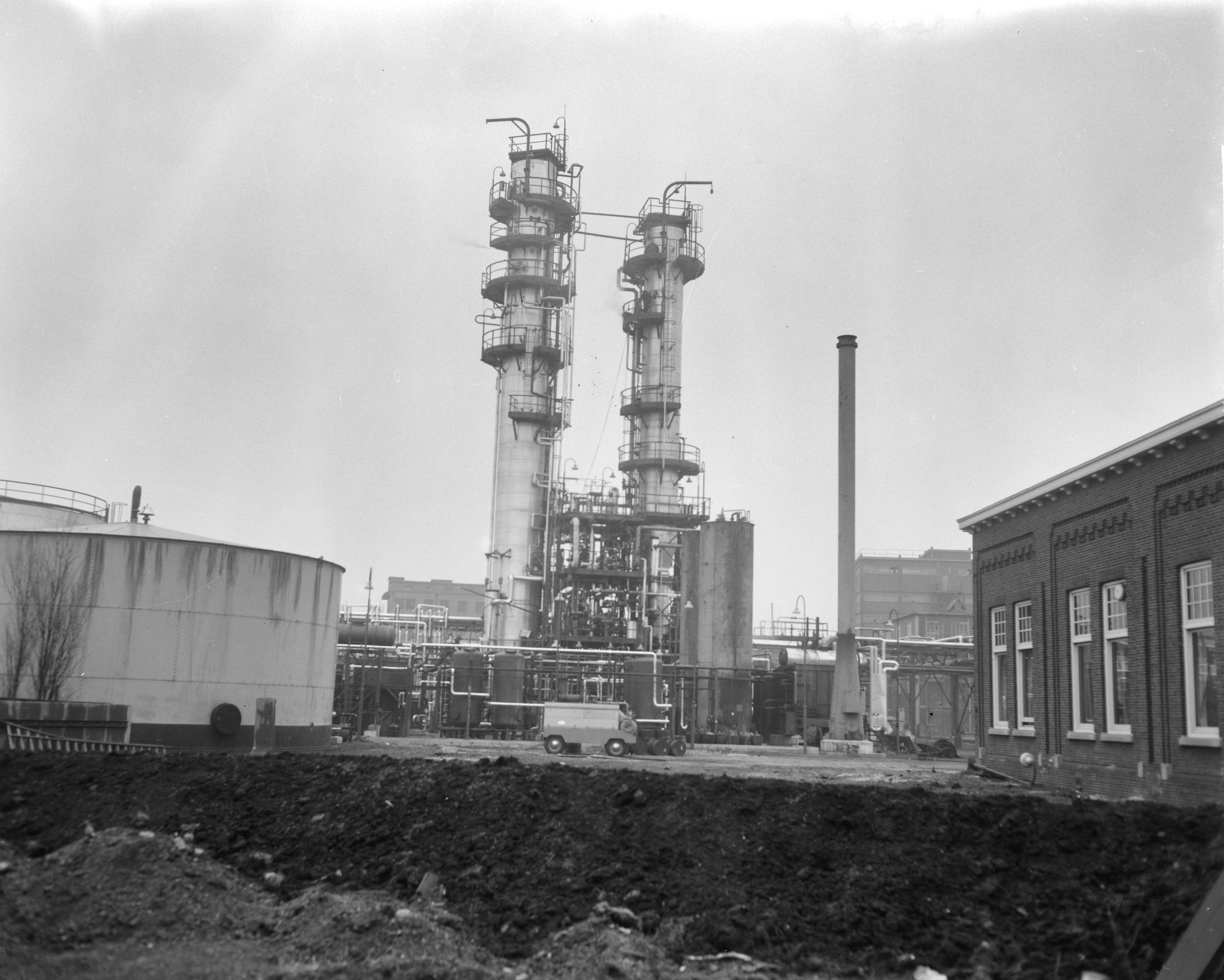 Fotocollectie Anefo — Chemische fabriek Naarden-Kemi, in Wormerveer moet sluiten wegens stank — Foto: Bilsen, Joop van / Anefo. Licentie: Set B: Rechtenvrij / Publiek Domein. Bron: Nationaal Archief. http://hdl.handle.net/10648/aa605e02-d0b4-102d-bcf8-003048976d84