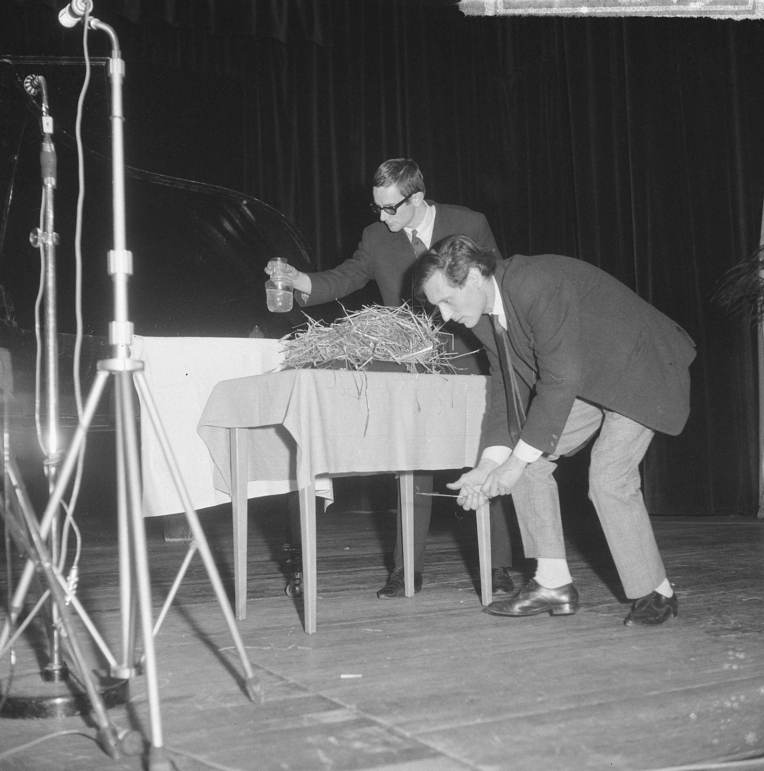 Fotocollectie Anefo — Fluxus-groep gaf Pop-Art-Concert in Kurhaus, een van de "events", op een tafel worden een bos stro en een karaf water gezet — Foto: Gelderen, Hugo van / Anefo. Licentie: Set B: Rechtenvrij / Publiek Domein. Bron: Nationaal Archief. http://hdl.handle.net/10648/aa82b74a-d0b4-102d-bcf8-003048976d84