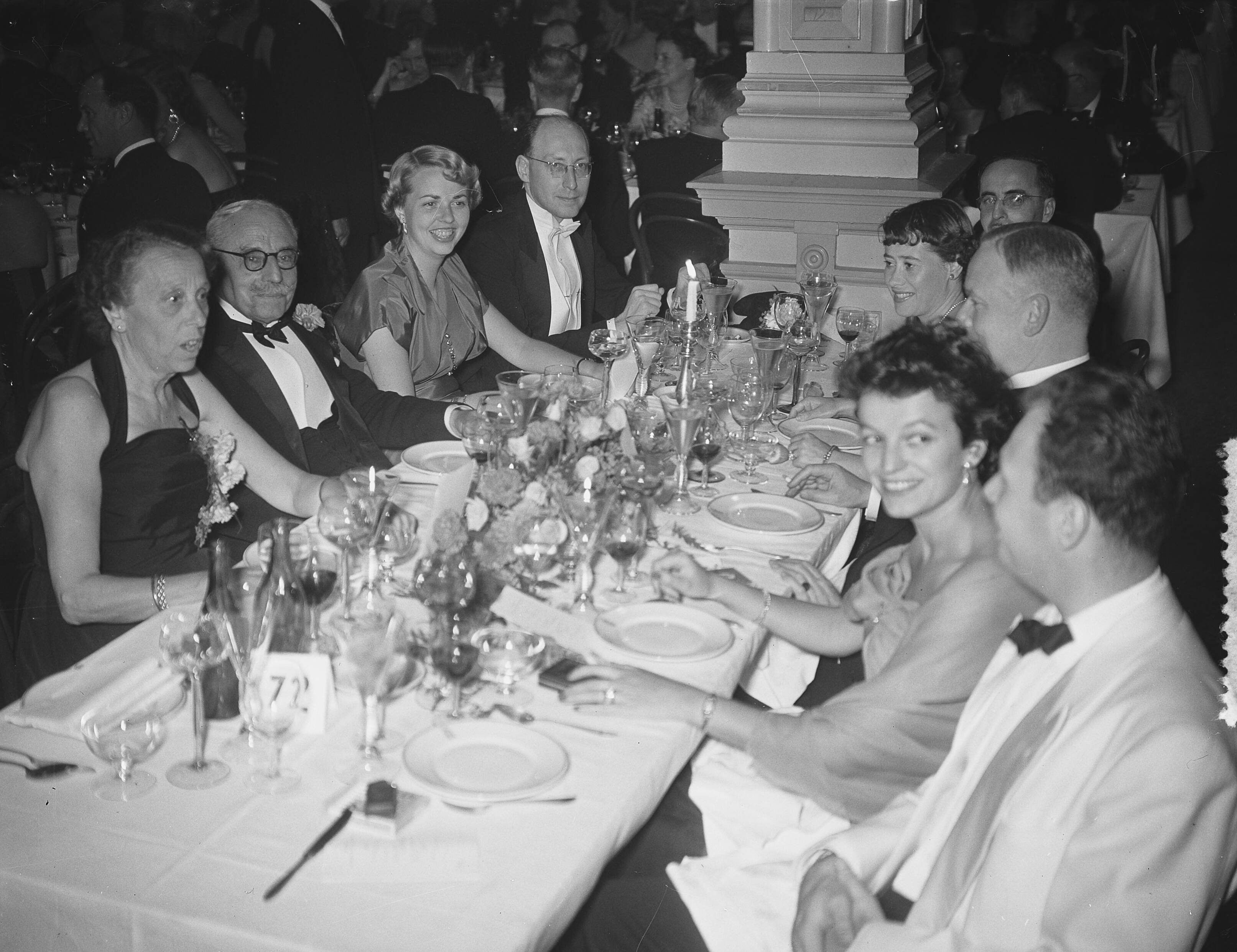 Fotocollectie Anefo — Congres zee-assuradeuren Den Haag , hoofdtafel — Foto: Bilsen, Joop van / Anefo. Licentie: Set B: Rechtenvrij / Publiek Domein. Bron: Nationaal Archief. http://hdl.handle.net/10648/a92959c6-d0b4-102d-bcf8-003048976d84