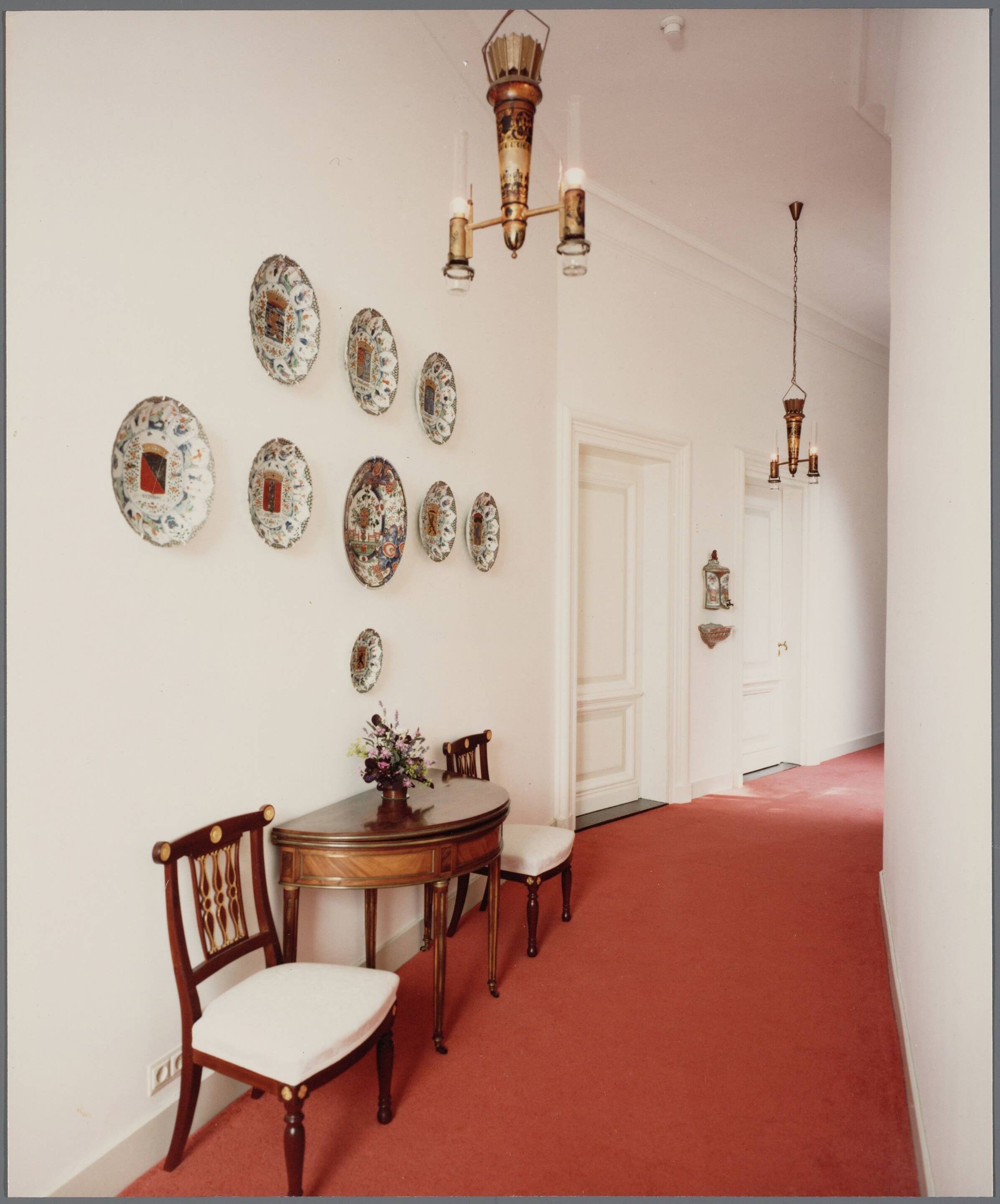 Paleis Huis ten Bosch te Den Haag — In de Haagse vleugel is de gang verfraaid met een serie Chinese wapenborden — Foto: Hofmeester, Bart / RVD. Licentie: Set B: Rechtenvrij / Publiek Domein. Bron: Nationaal Archief. http://hdl.handle.net/10648/afa8a5a4-d0b4-102d-bcf8-003048976d84