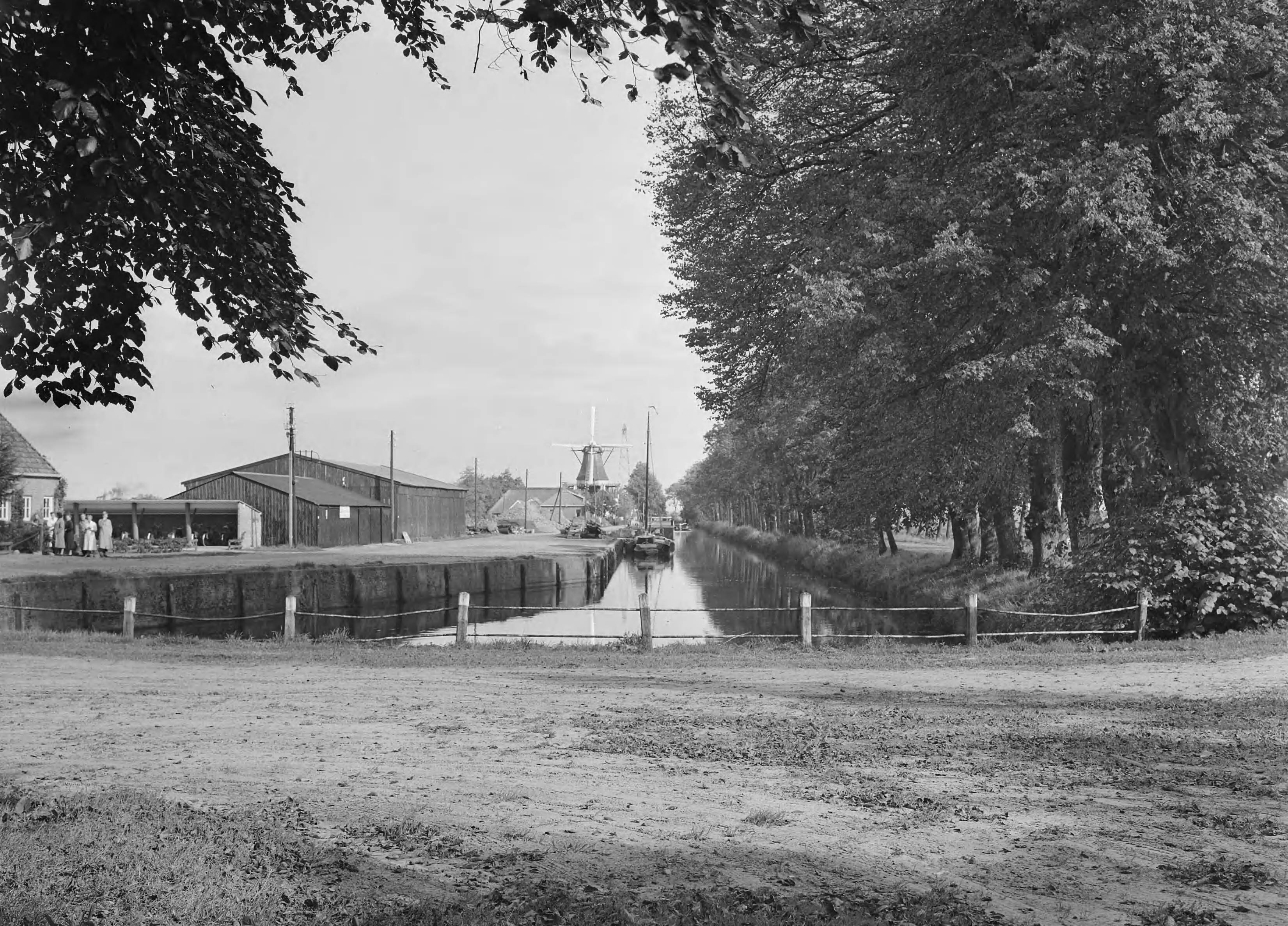 Fotocollectie Nederlandse Heidemaatschappij — Haven te Zuidlaren — Foto: Eyssen, [...] / Heidemij. Licentie: Set B: Rechtenvrij / Publiek Domein. Bron: Nationaal Archief. http://hdl.handle.net/10648/ae7b9416-d0b4-102d-bcf8-003048976d84