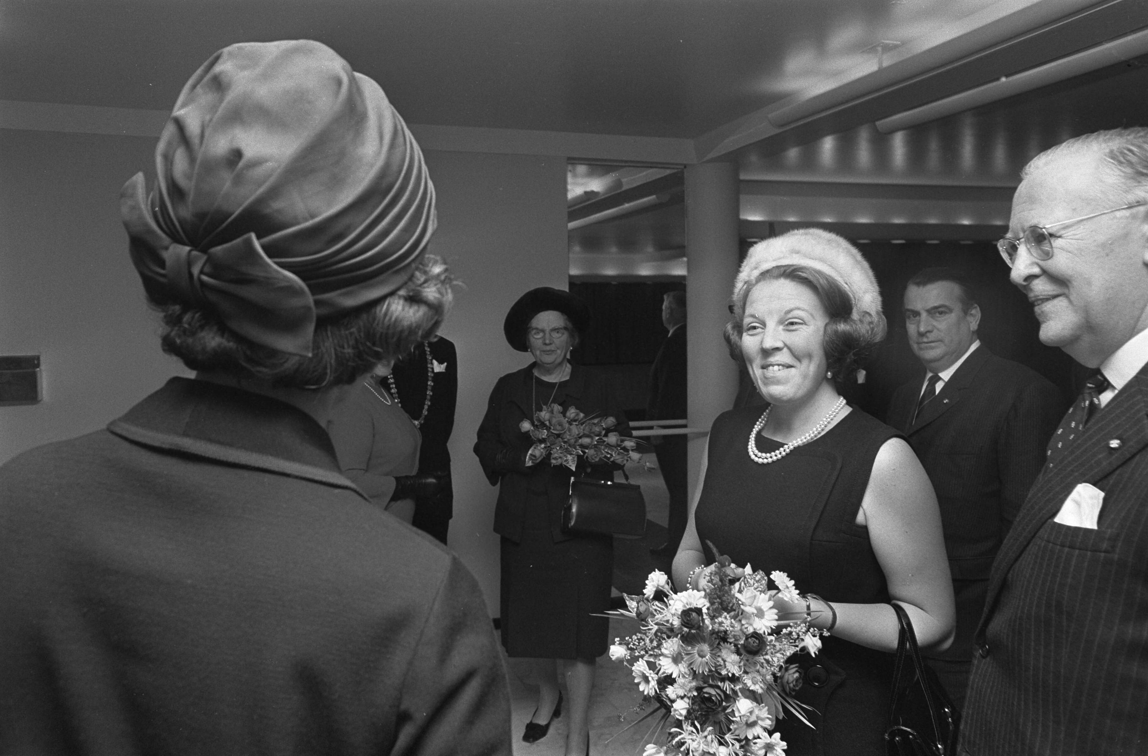 Fotocollectie Anefo — Vergadering van het Genootschap van Burgemeesters te Utrecht Prinses Beatrix en koningin Juliana bij aankomst schouwburg in Utrecht — Foto: Kroon, Ron / Anefo. Licentie: Set B: Rechtenvrij / Publiek Domein. Bron: Nationaal Archief. http://hdl.handle.net/10648/ab53db18-d0b4-102d-bcf8-003048976d84