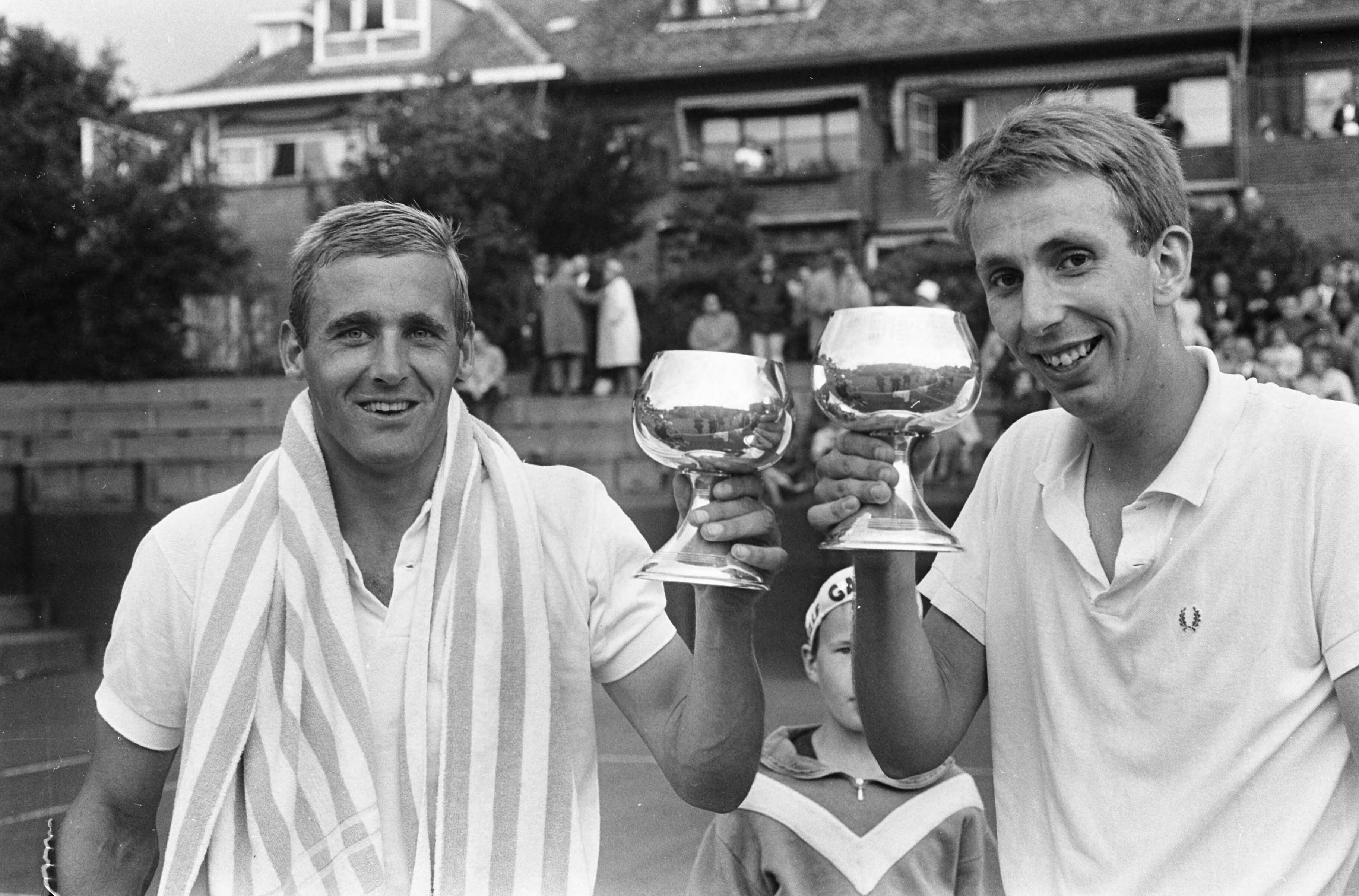 Fotocollectie Anefo — Nederlandse Tenniskampioenschappen Scheveningen. Heren dubbel Jan Hajer (links) en Evert Schneider , kampioen — Foto: Koch, Eric / Anefo. Licentie: Set B: Rechtenvrij / Publiek Domein. Bron: Nationaal Archief. http://hdl.handle.net/10648/ab23043e-d0b4-102d-bcf8-003048976d84