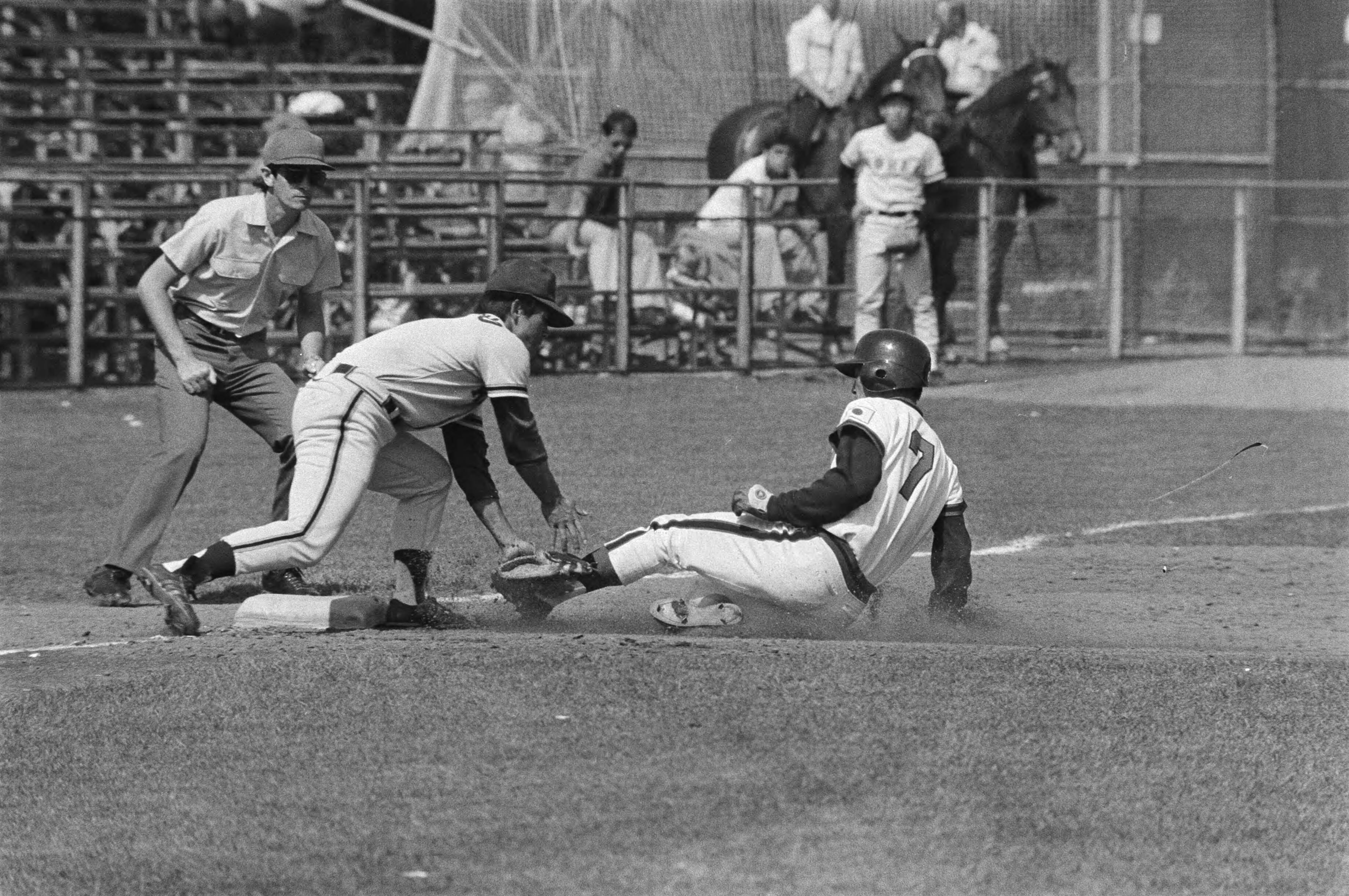 Fotocollectie Anefo — Haarlemse honkbalweek Zuid Korea tegen Japan; Kazuchisa Hino van Japan (r) wordt uitgetikt door Yong Seok Tu — Foto: Suyk, Koen / Anefo. Licentie: Set B: Rechtenvrij / Publiek Domein. Bron: Nationaal Archief. http://hdl.handle.net/10648/acba8358-d0b4-102d-bcf8-003048976d84